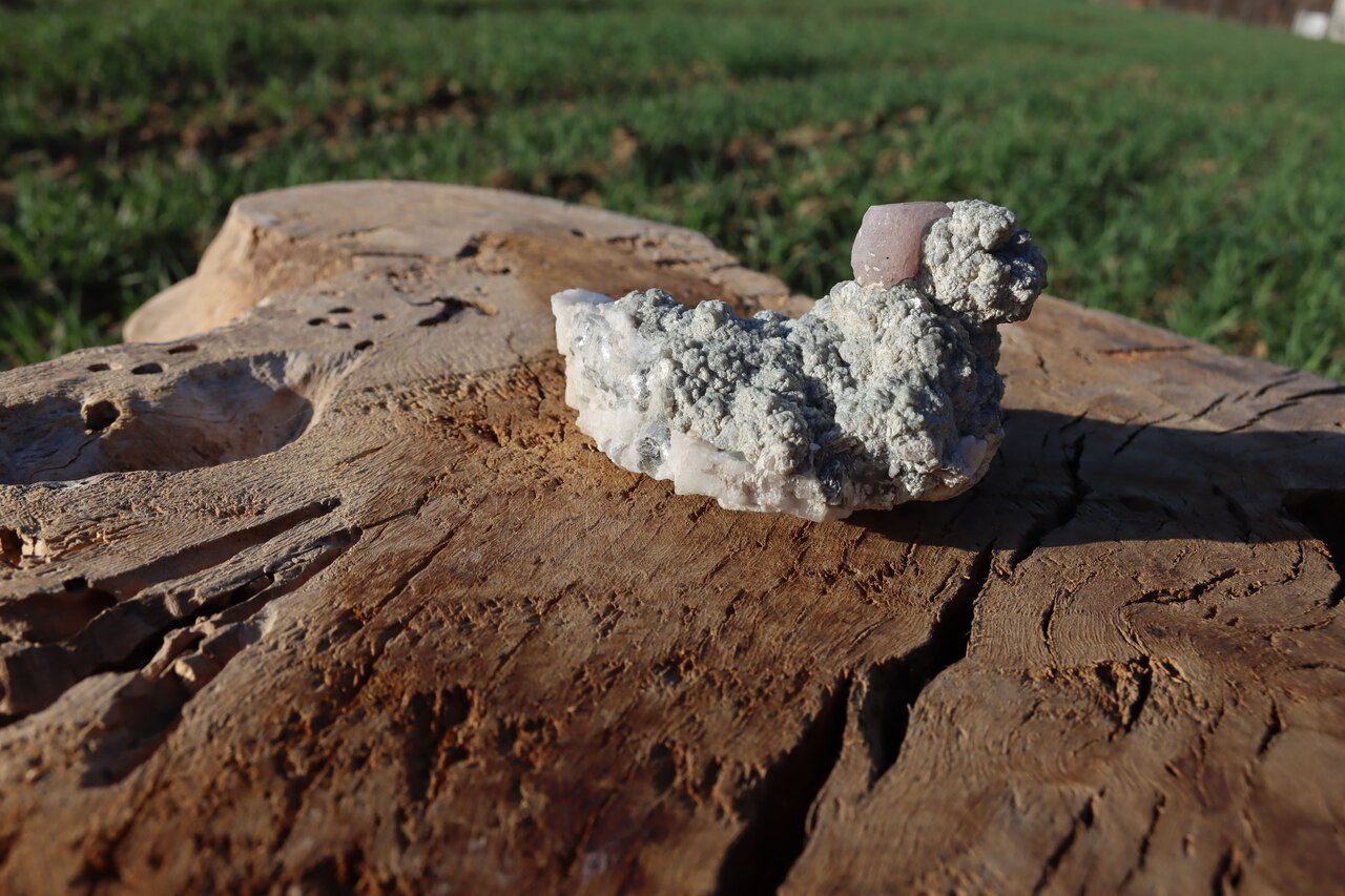 Fluorapatito rosa Calcita y Zeolita