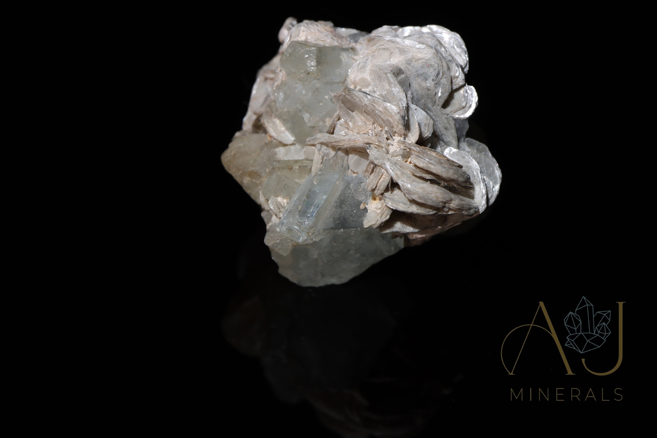 Cristal de aguamarina con mica