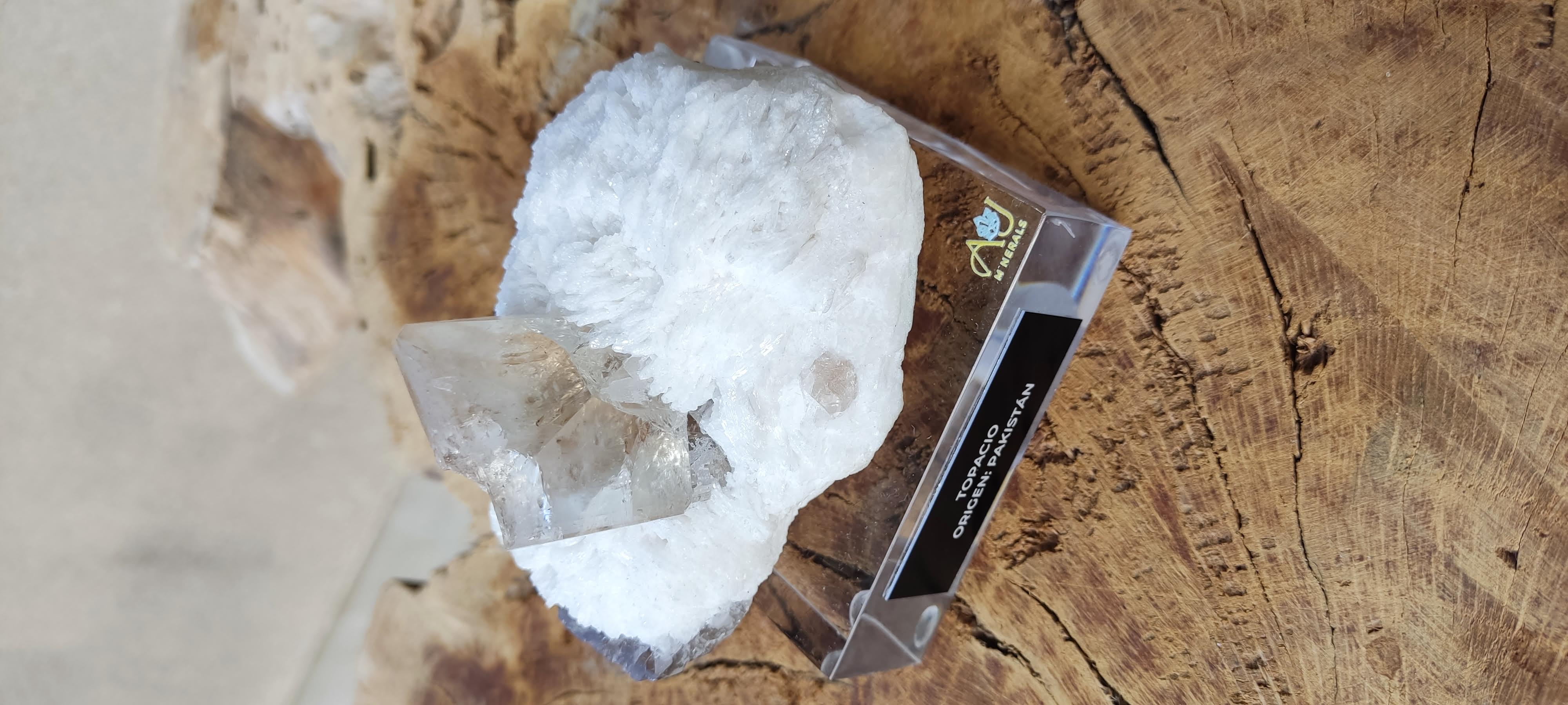 Cristal de topacio con albita