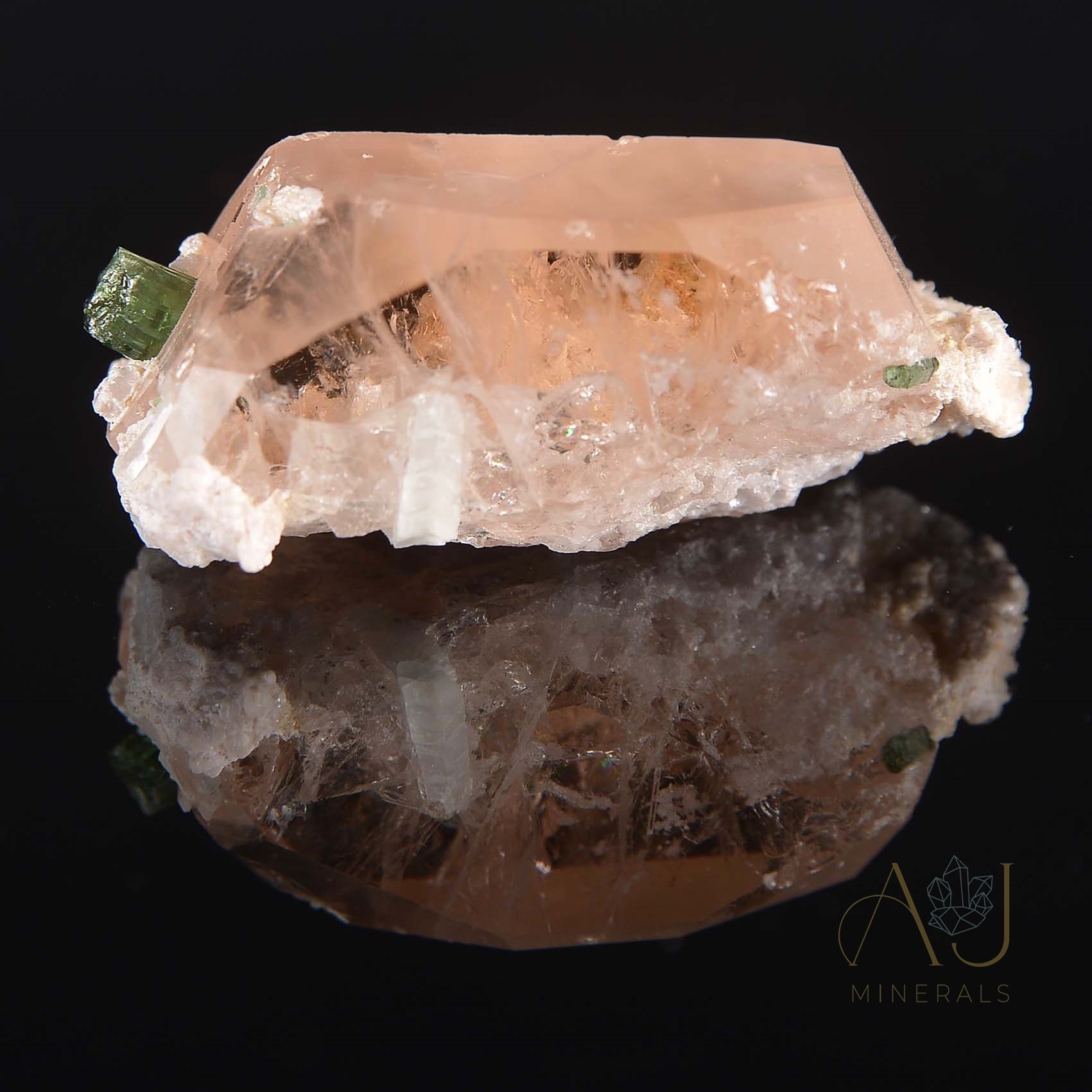 Cristal de morganita con turmalina