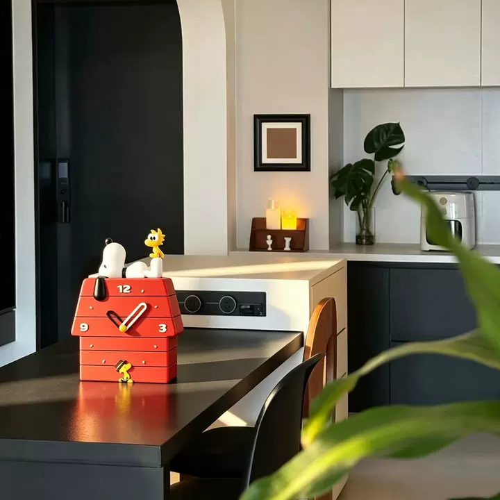 Snoopy’s Redhouse Desk Clock