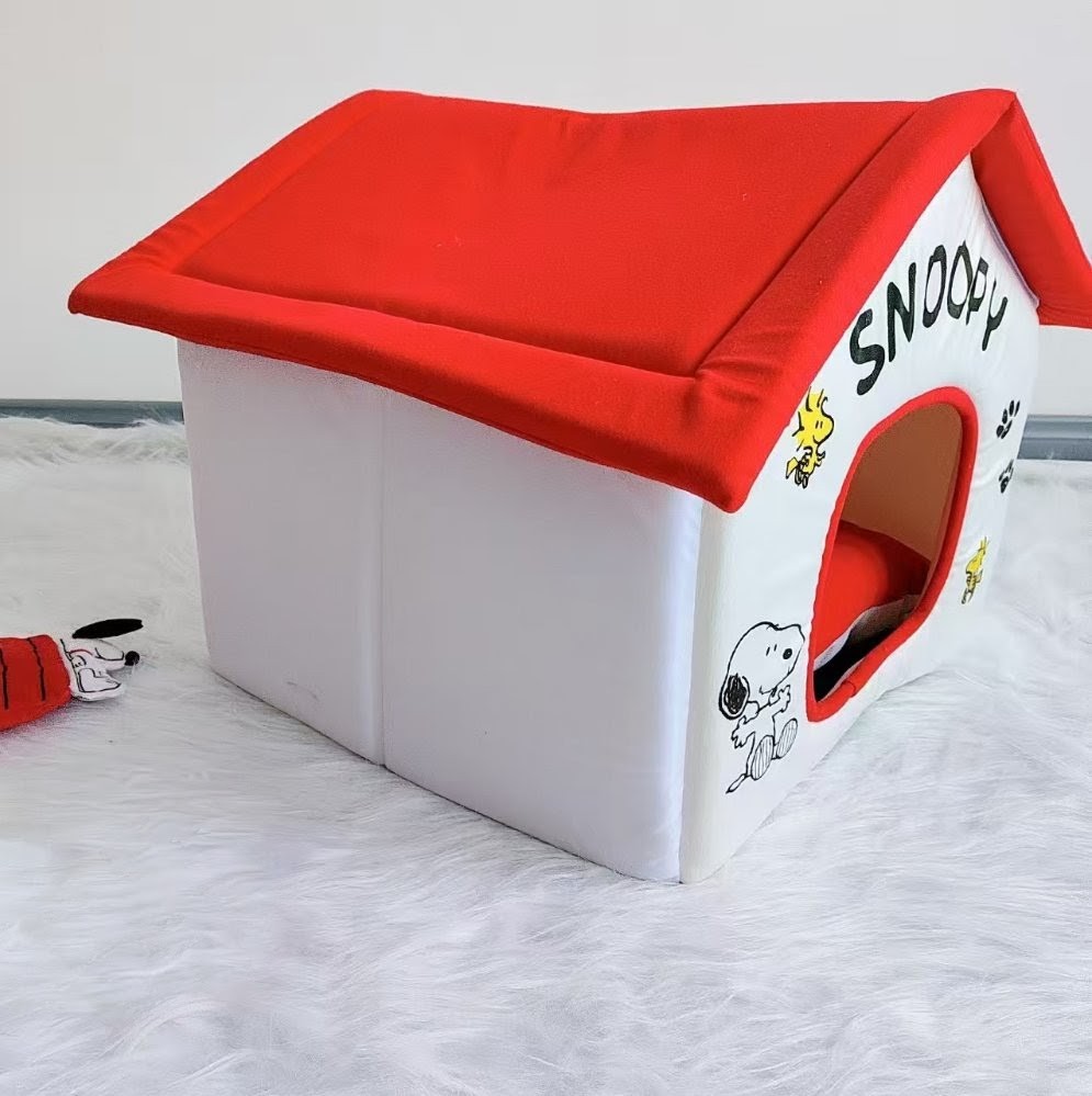 Peanuts Snoopy Pet House