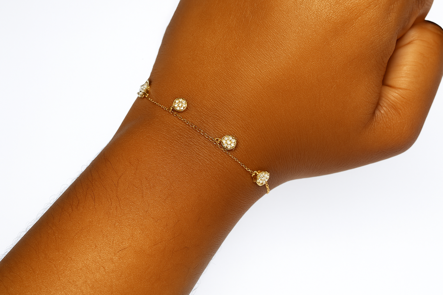 Bracelet doré avec pendentifs