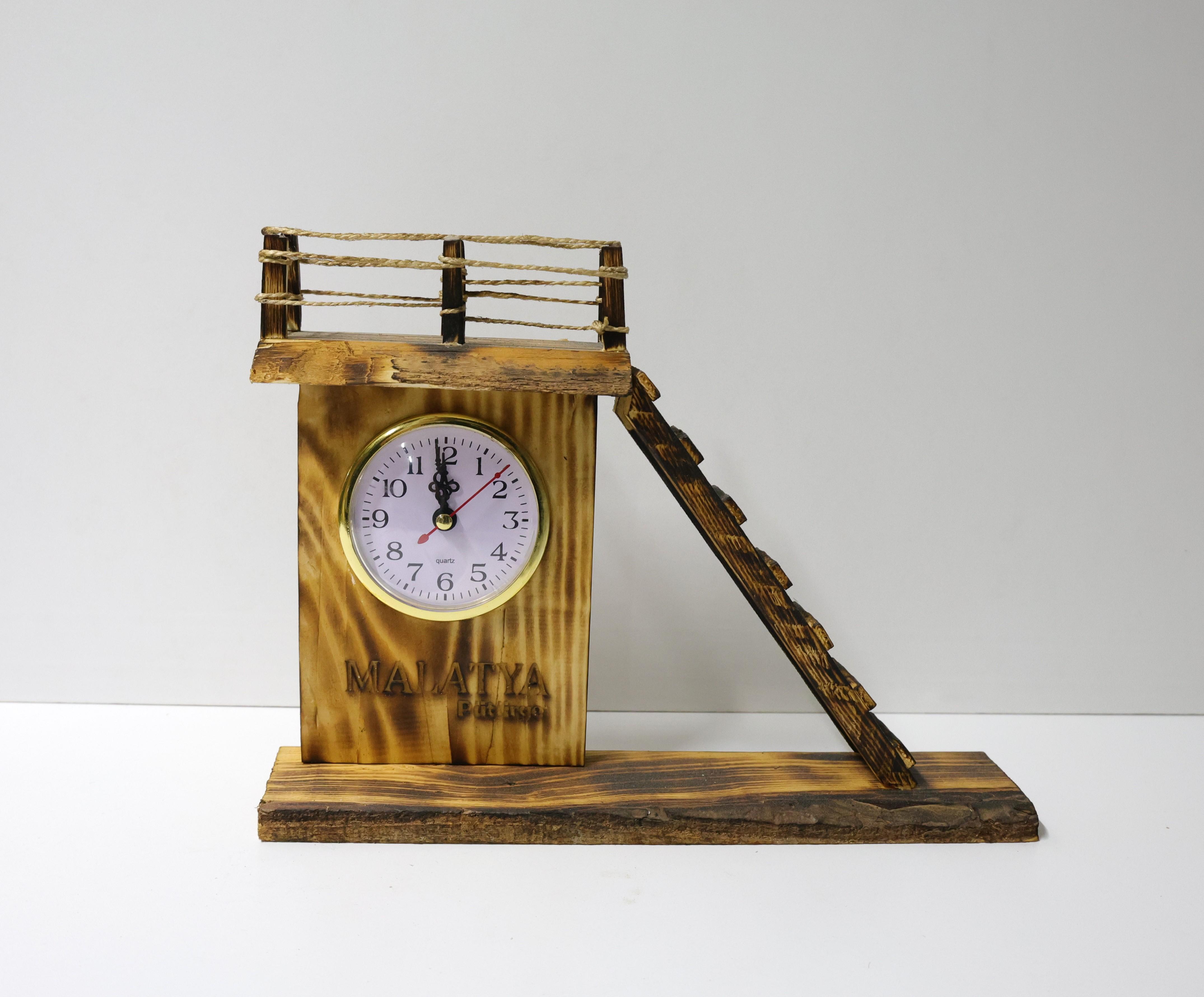 Dekoratif Ahşap Saat – Merdivenli ve Balkonlu Tasarım