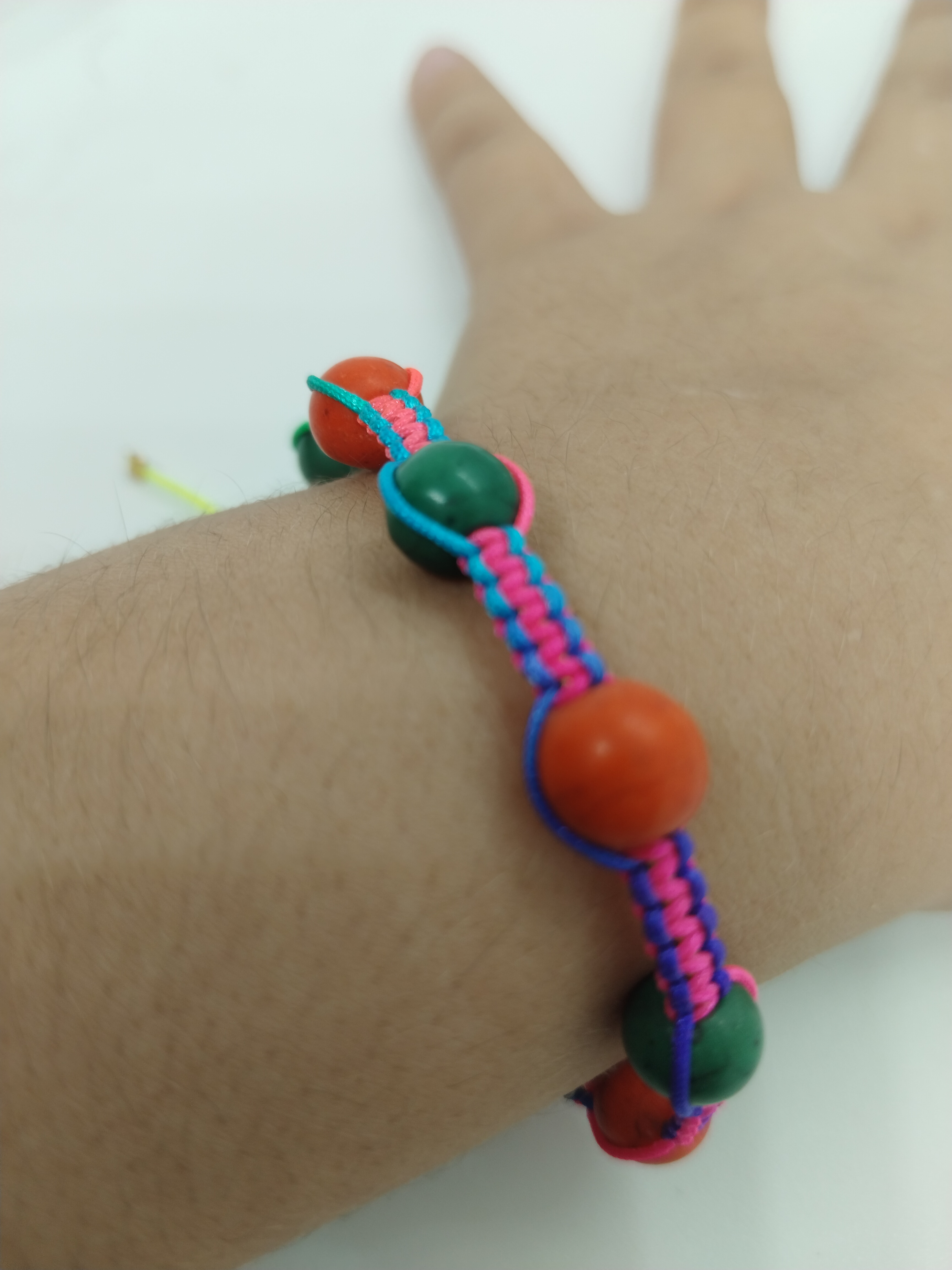 Renkli Boncuk Bileklik – Günlük Kombin