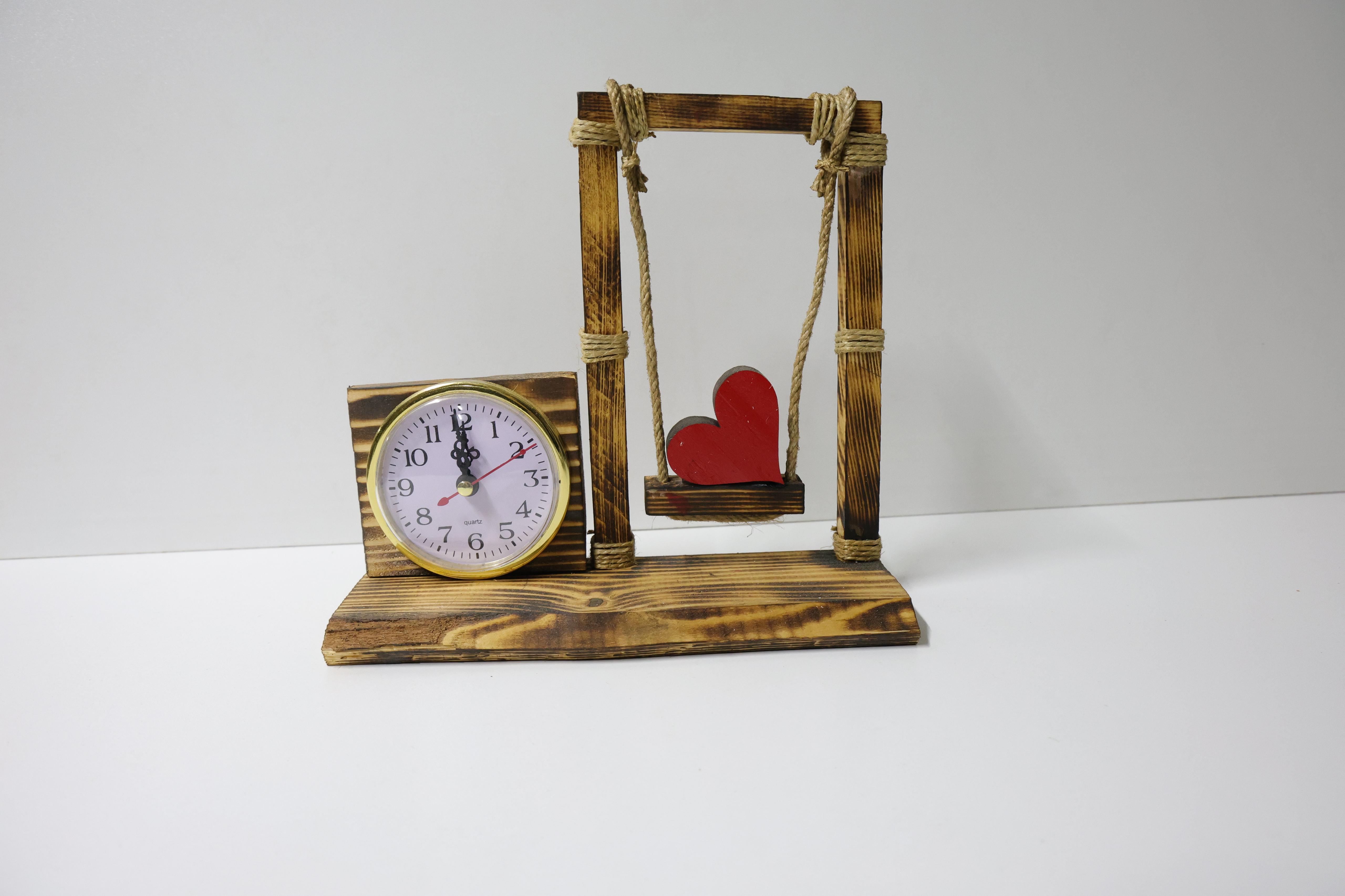 Rustik Ahşap Masa Saati – Salıncaklı Dekoratif Tasarım