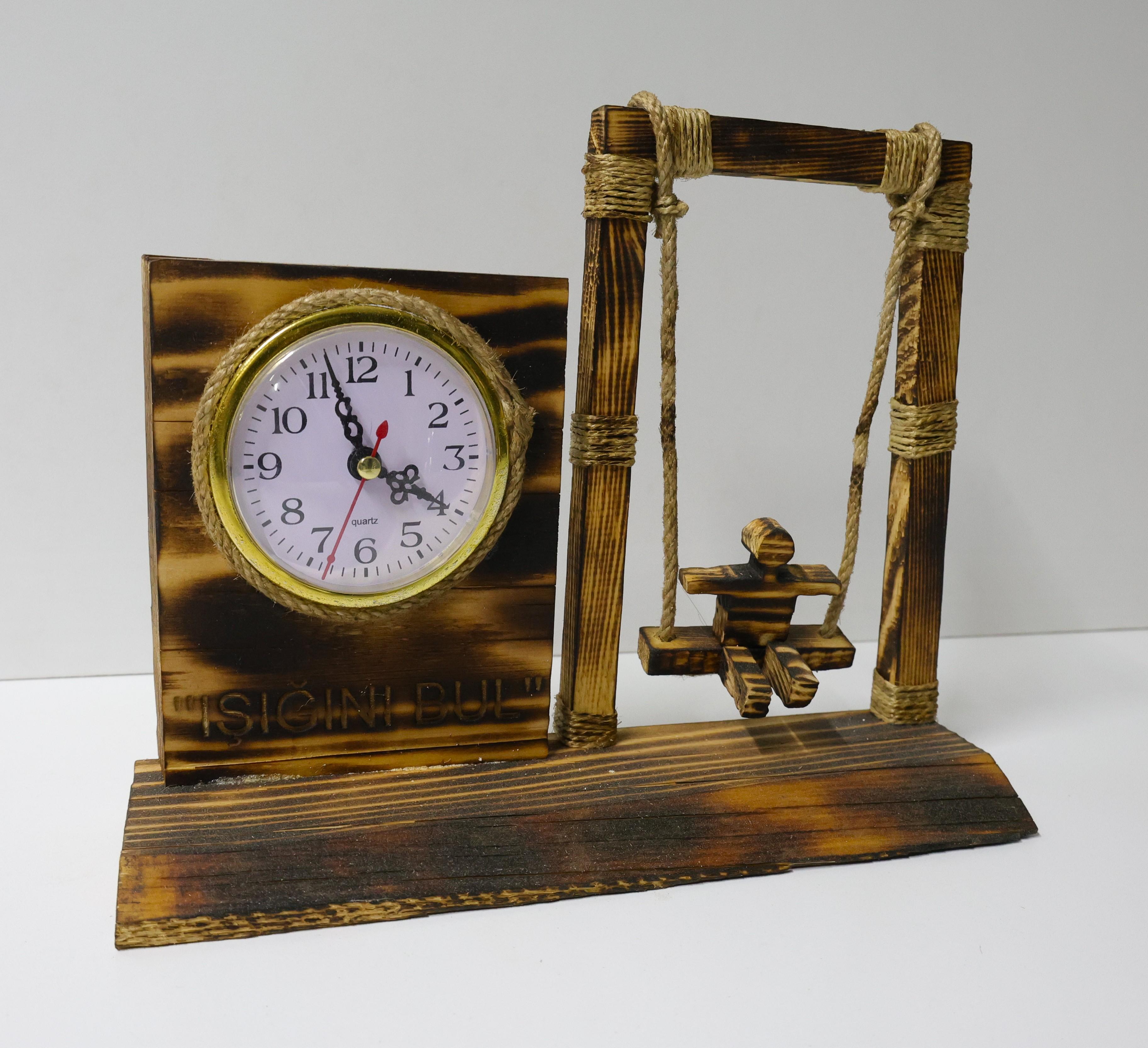 Rustik Ahşap Masa Saati – Salıncaklı Dekoratif Tasarım