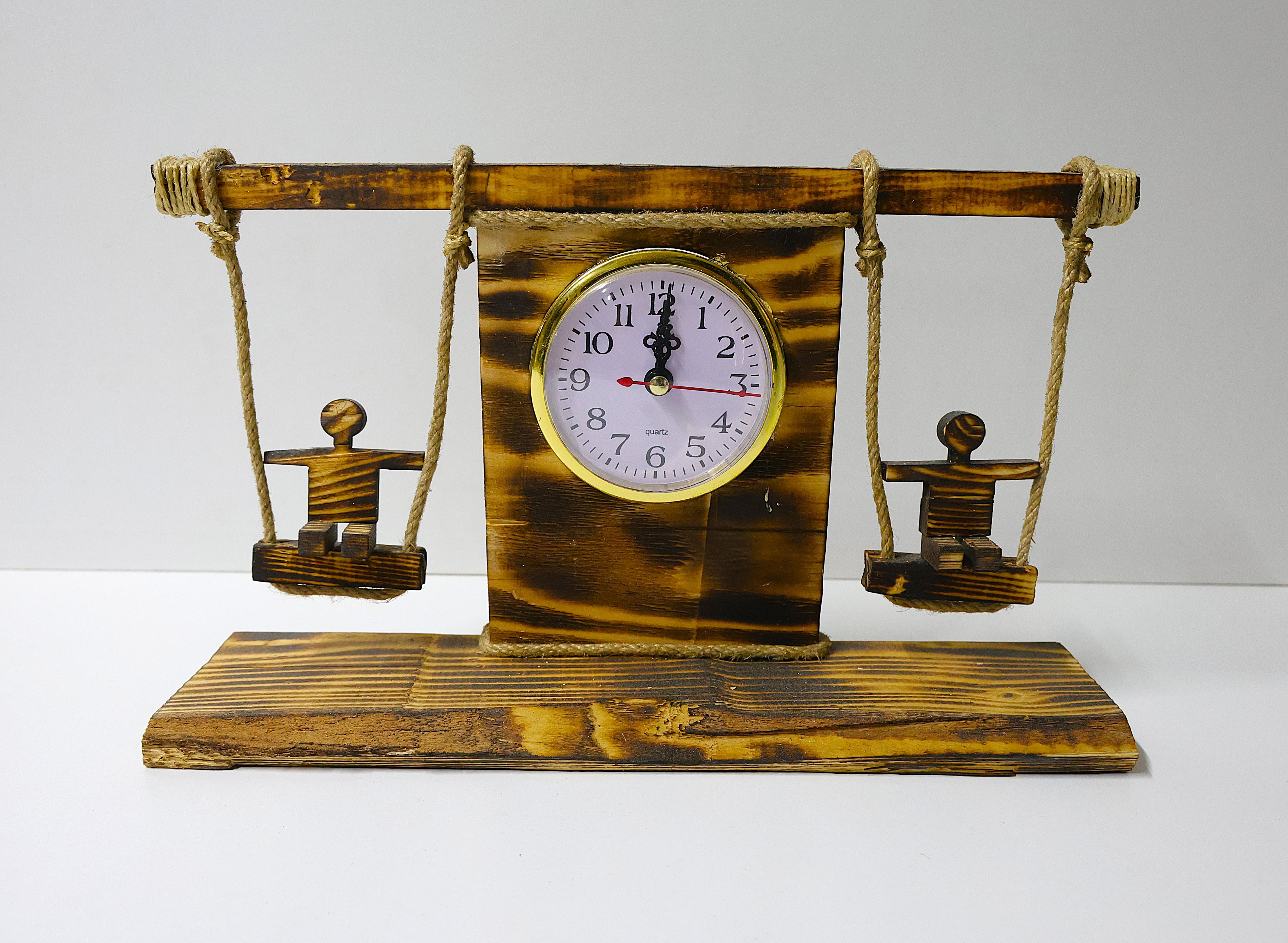 Dekoratif Ahşap Salıncaklı Saat – El Yapımı Tasarım