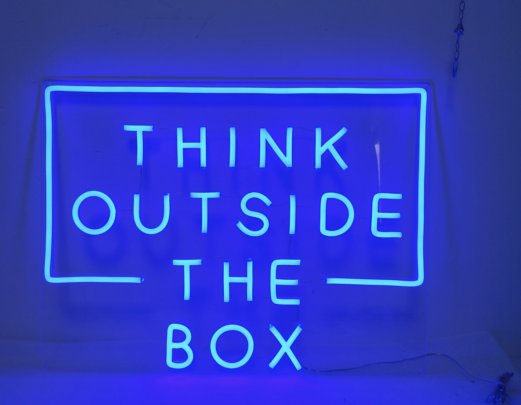 Letrero de neón 'Think Outside the Box'
