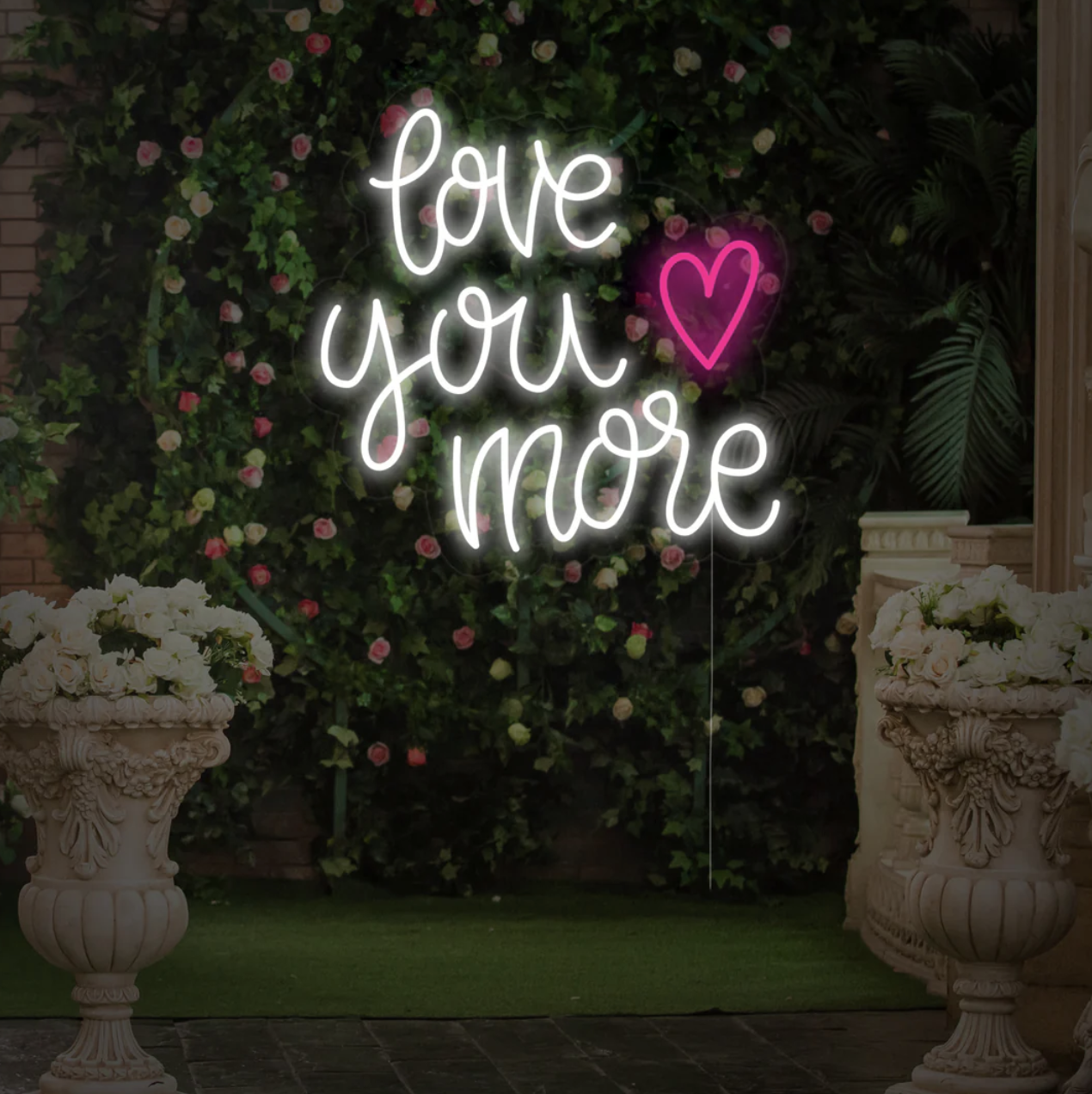Letrero de neón 'Love you more'