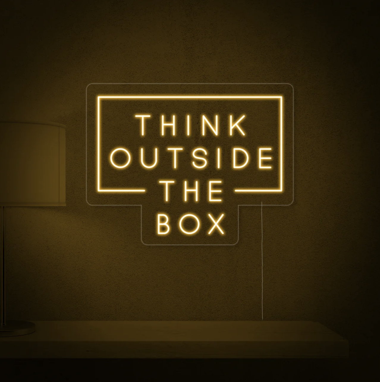 Letrero de neón 'Think Outside The Box'