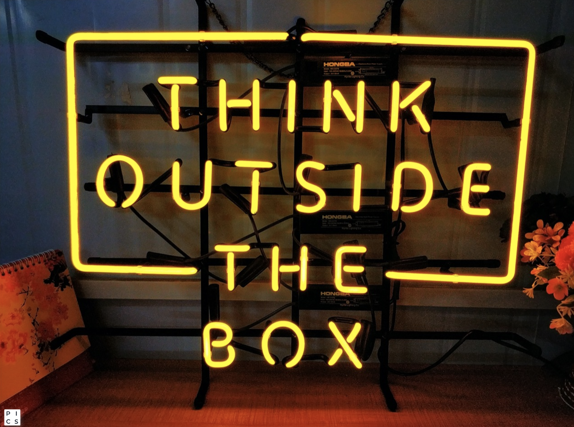Letrero de neón Think Outside The Box