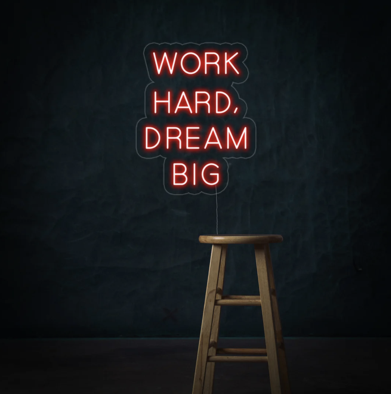 Letrero de neón 'Work Hard, Dream Big'