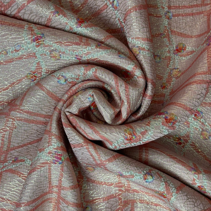 حرير إيطالي وردي بنقشة فخمة بتفاصيل ذهبية