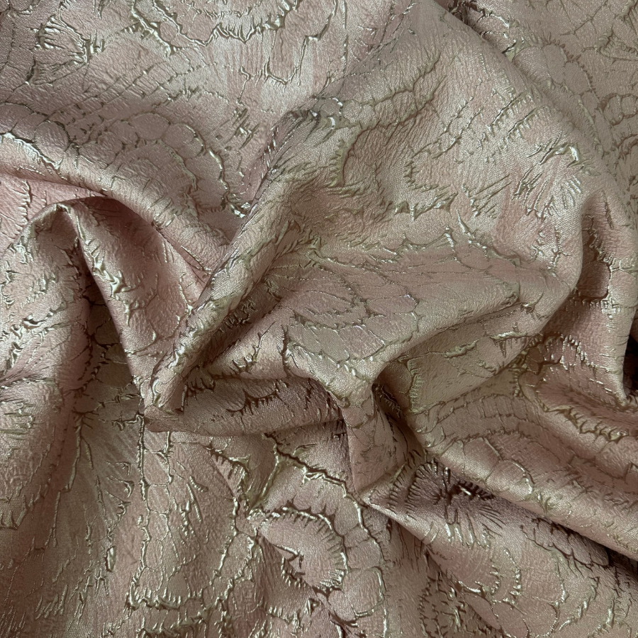 حرير جاكارد زري – وردي مطفي بنقشة زهريّة لامعة