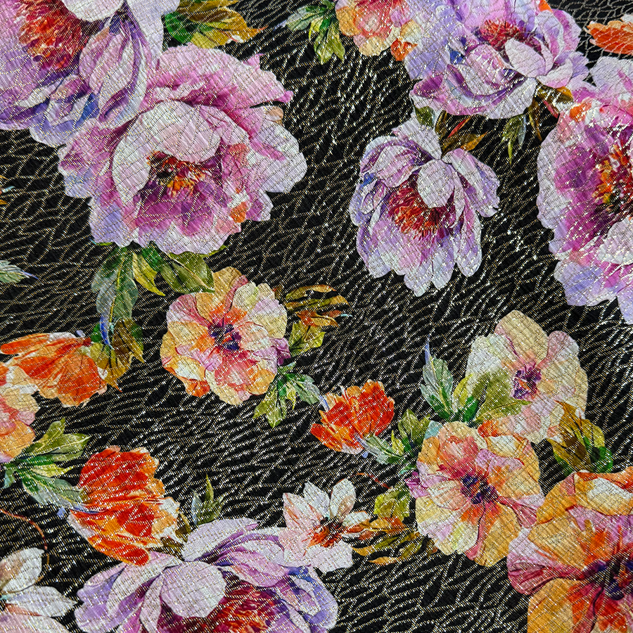 نقشة ورود ملونة على خلفية سوداء