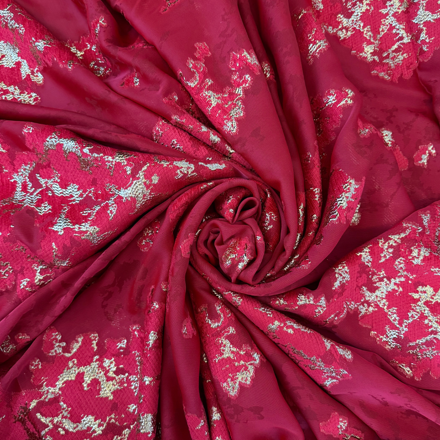  حرير جاكارد زري فاخر – أحمر بلمسات ذهبية