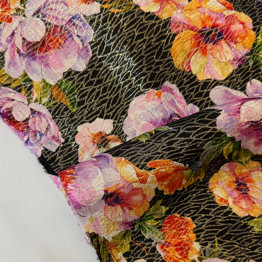 نقشة ورود ملونة على خلفية سوداء