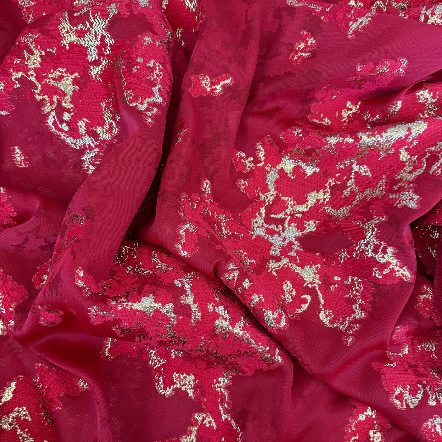  حرير جاكارد زري فاخر – أحمر بلمسات ذهبية