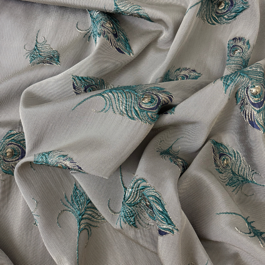 حرير جاكارد زري – نقش ريش الطاووس – رمادي مائل للفضي