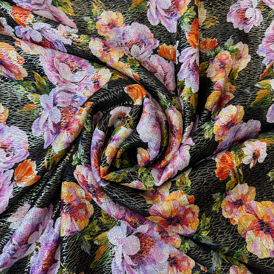 نقشة ورود ملونة على خلفية سوداء