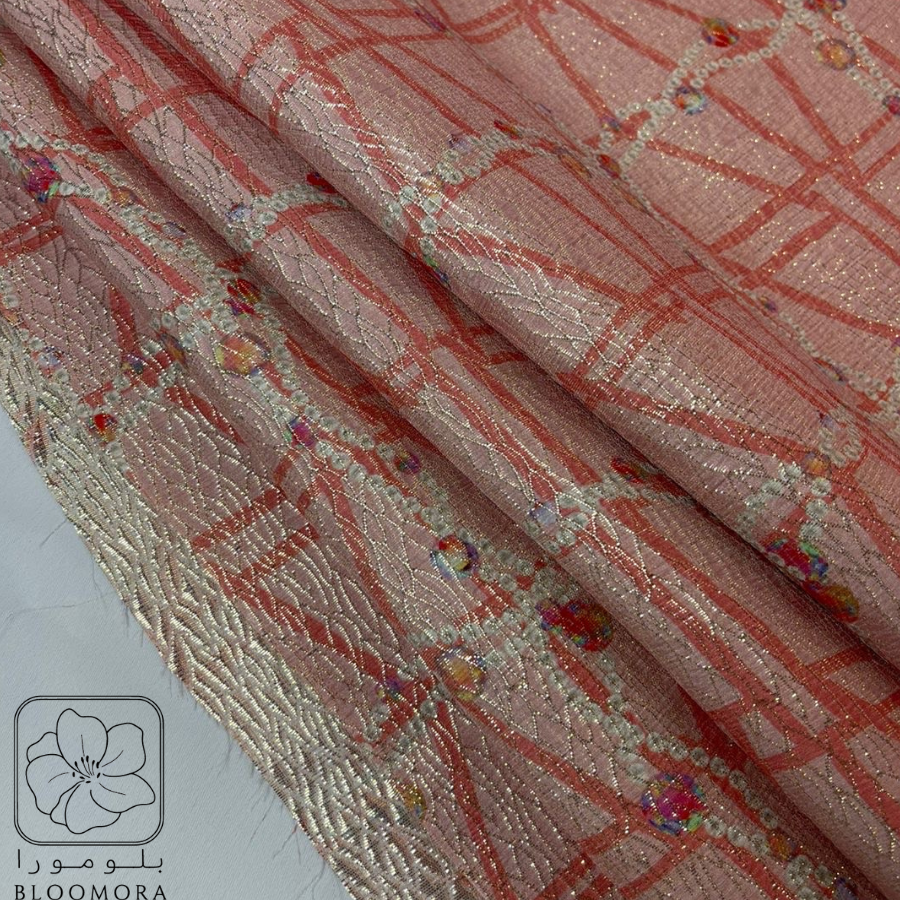 حرير إيطالي وردي بنقشة فخمة بتفاصيل ذهبية