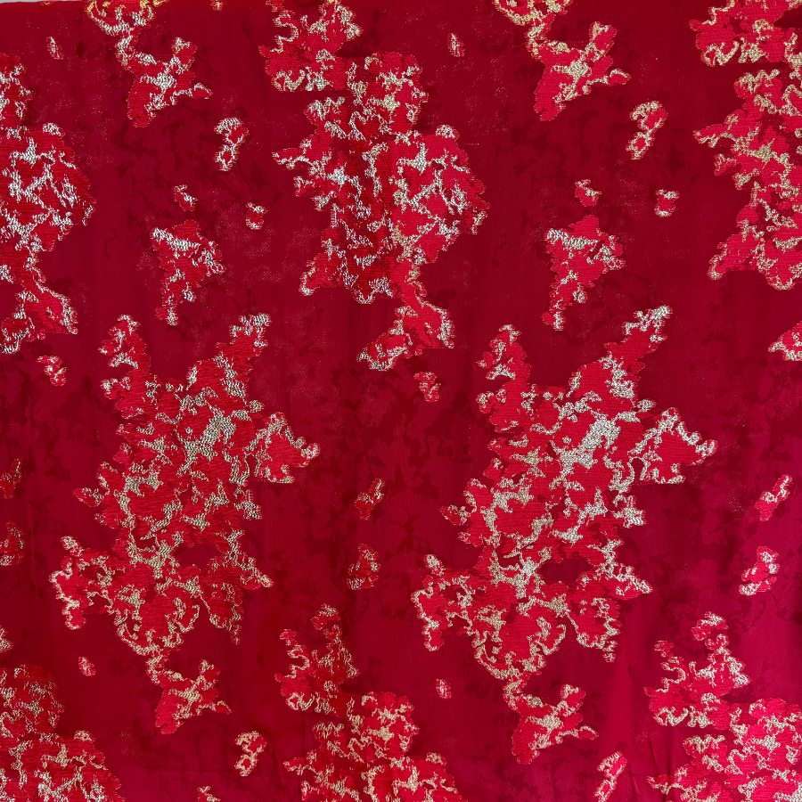  حرير جاكارد زري فاخر – أحمر بلمسات ذهبية