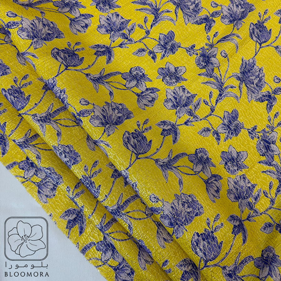 نقشة أزهار زرقاء على خلفية صفراء