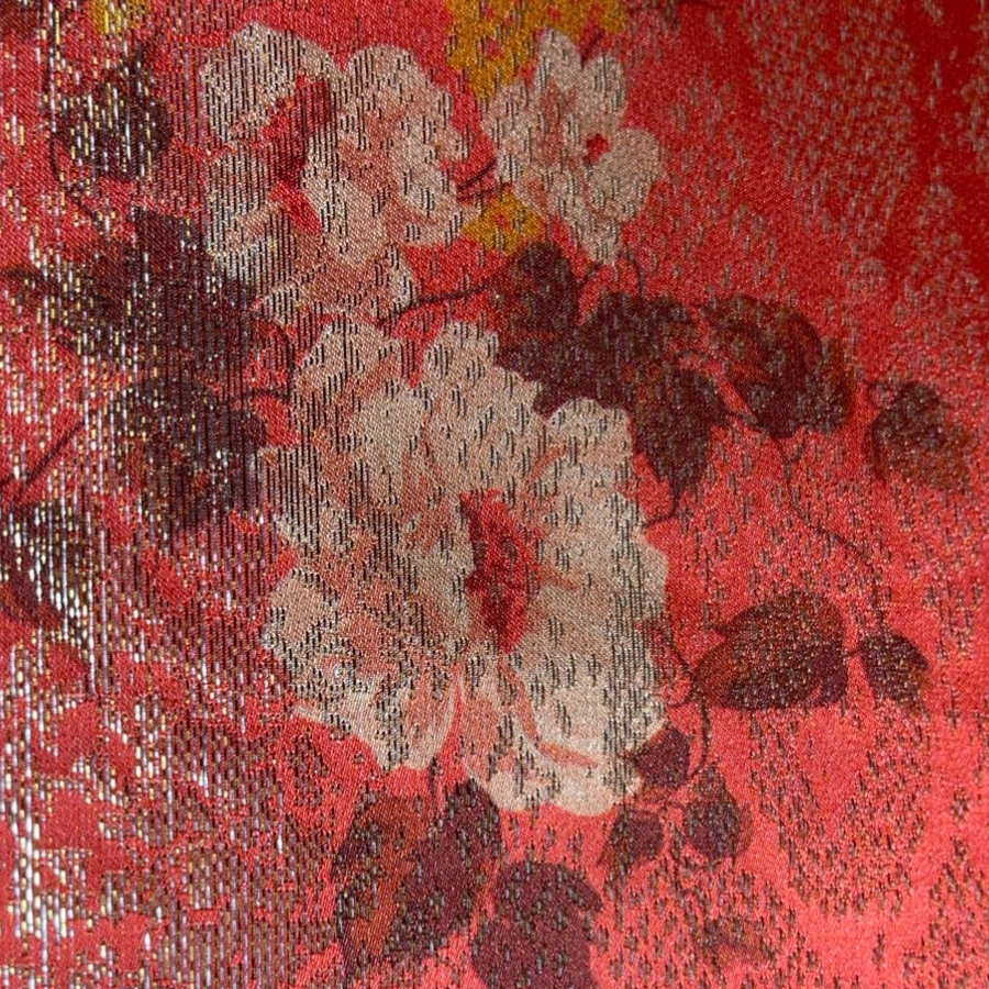 حرير إيطالي فاخر بنقشة ورود كلاسيكية