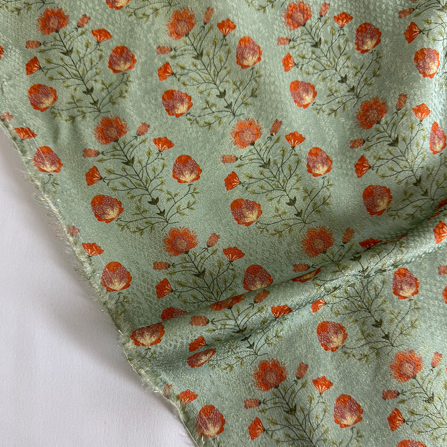 نقشة زهور حمراء على خلفية خضراء فاتحة