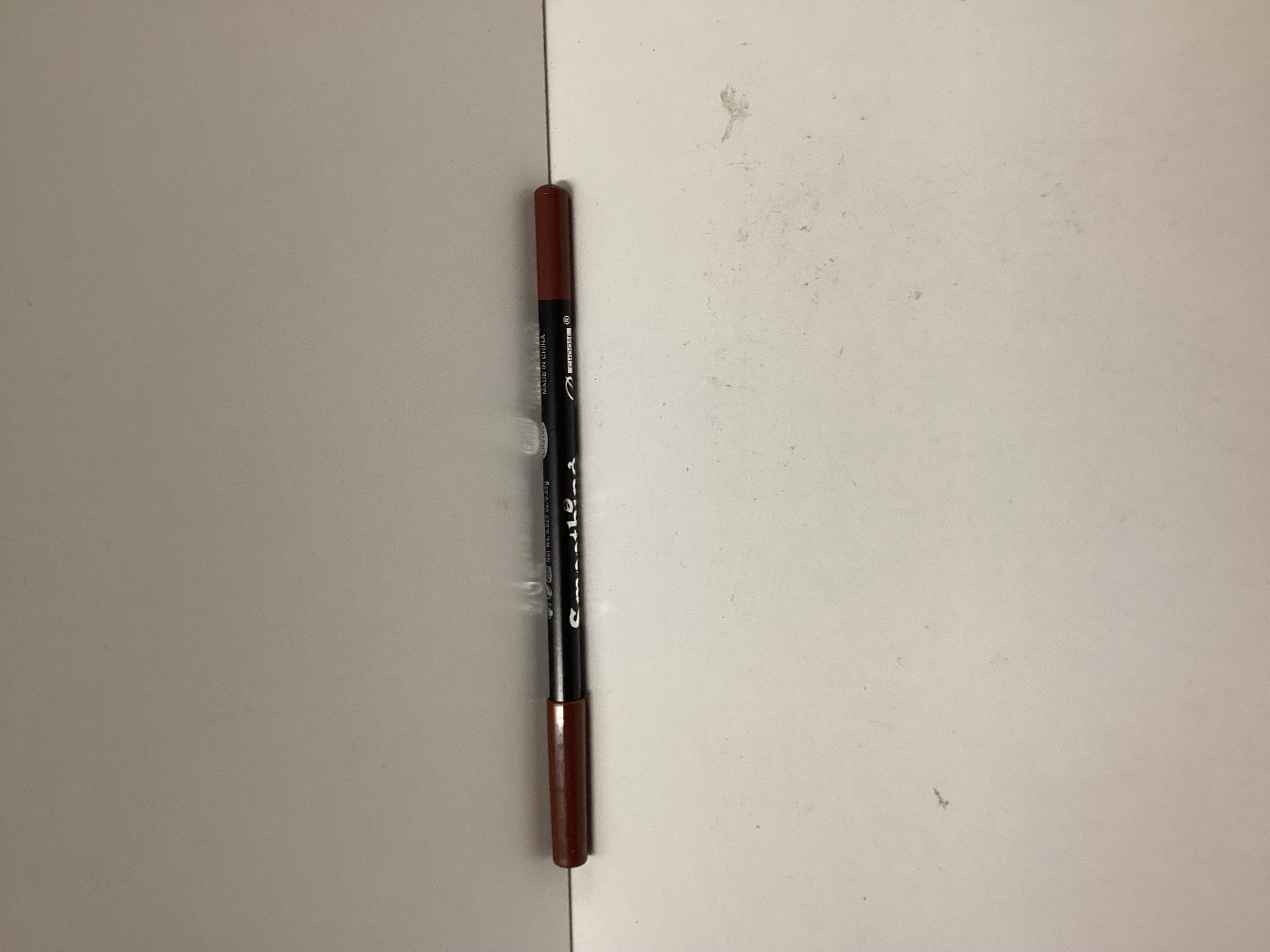Matita per labbra rosso scuro 