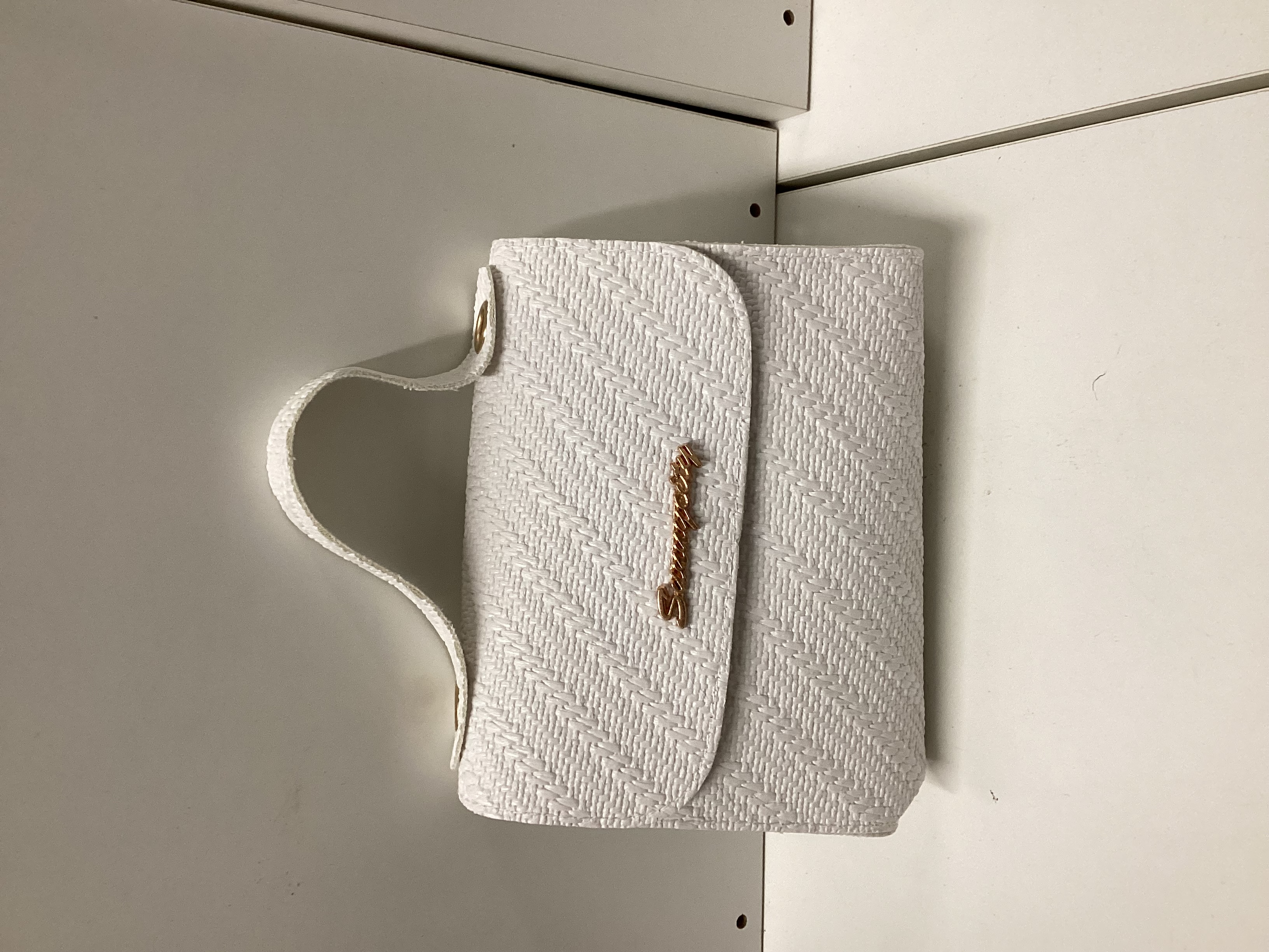 Borsetta bianca con manico e tracolla dorata 