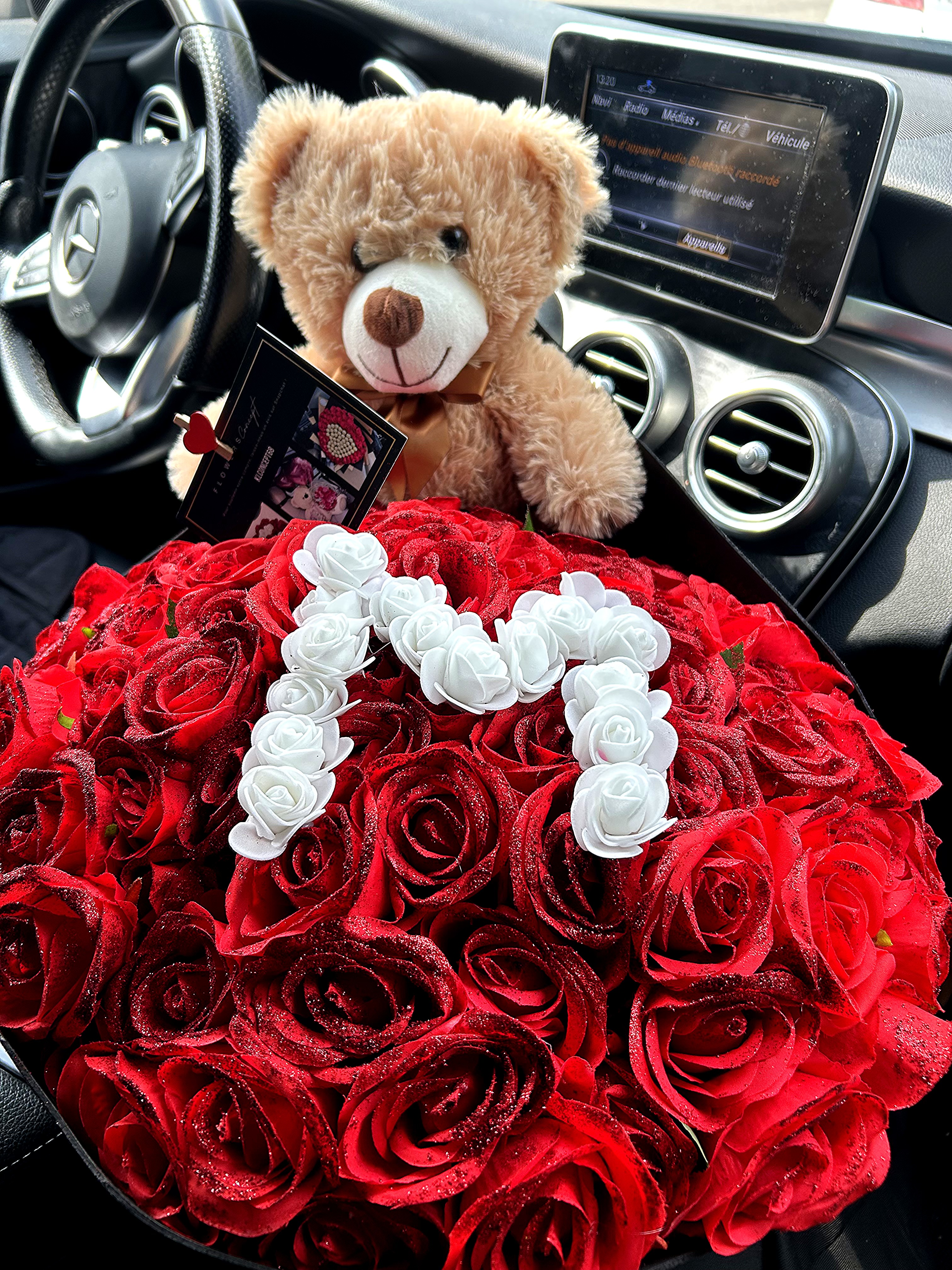 Ours en peluche avec bouquet de roses