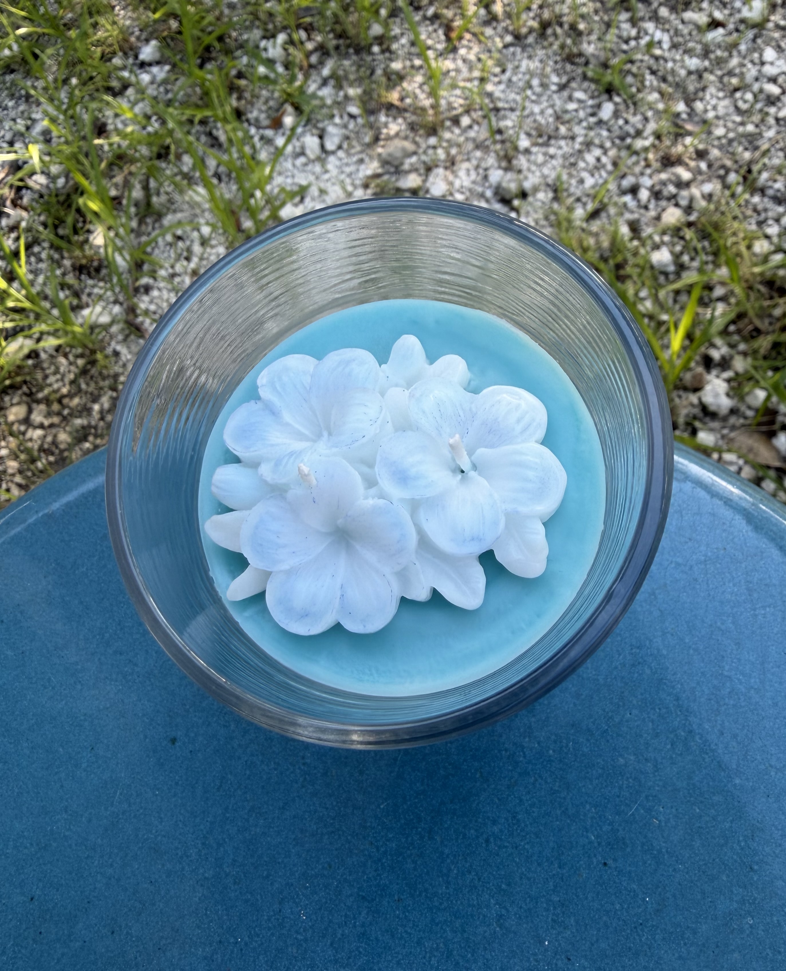 Vela decorativa azul y blanca
