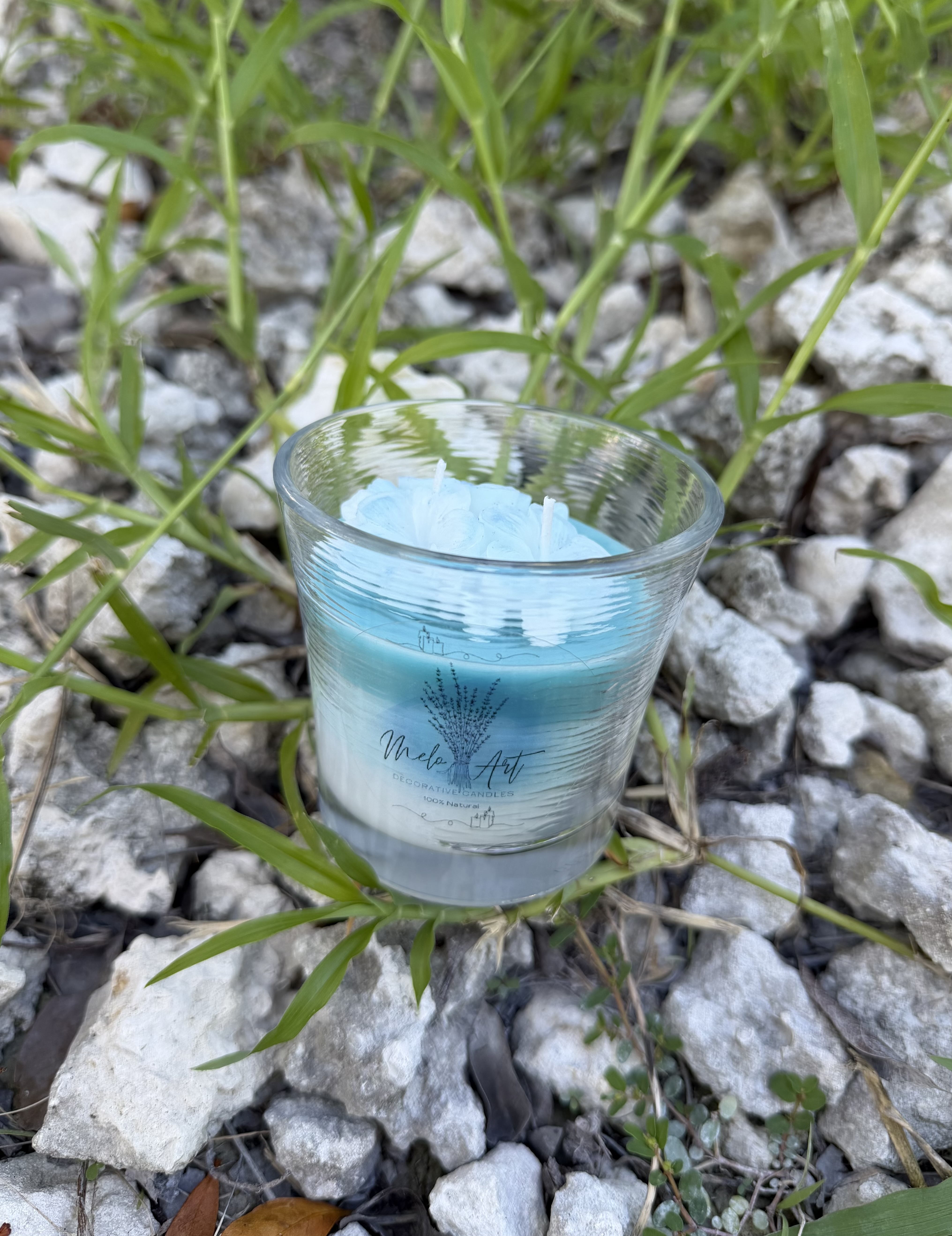 Vela decorativa azul y blanca