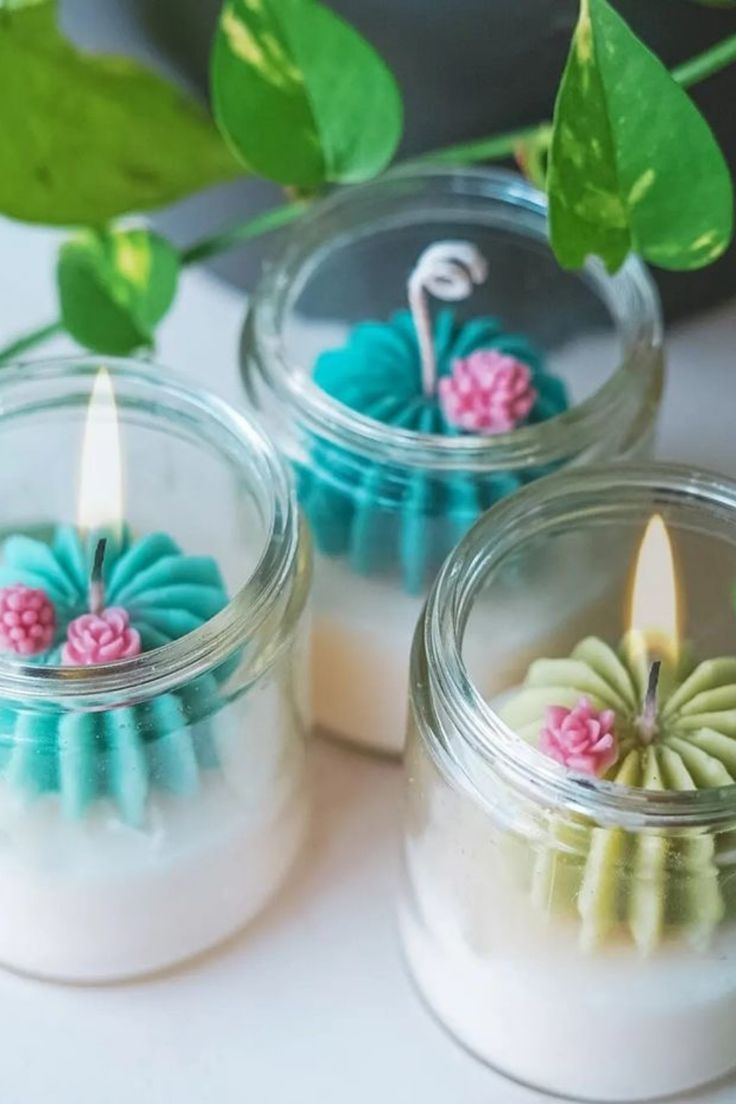 Velas decorativas en frascos de vidrio