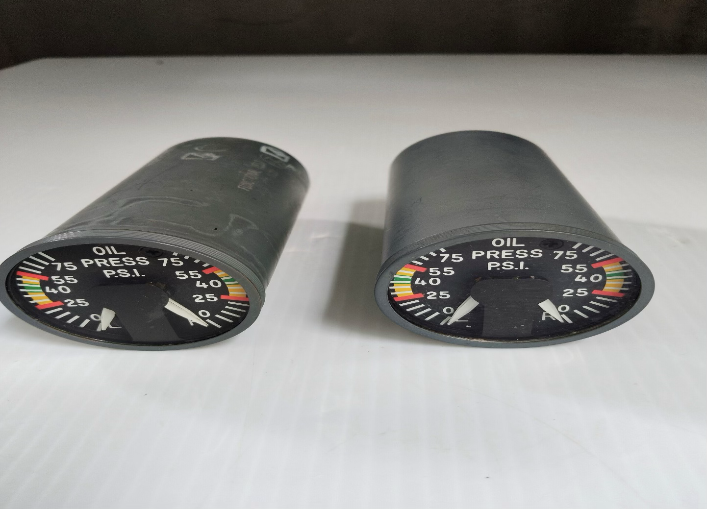 OIL PRESSURE INDICATOR