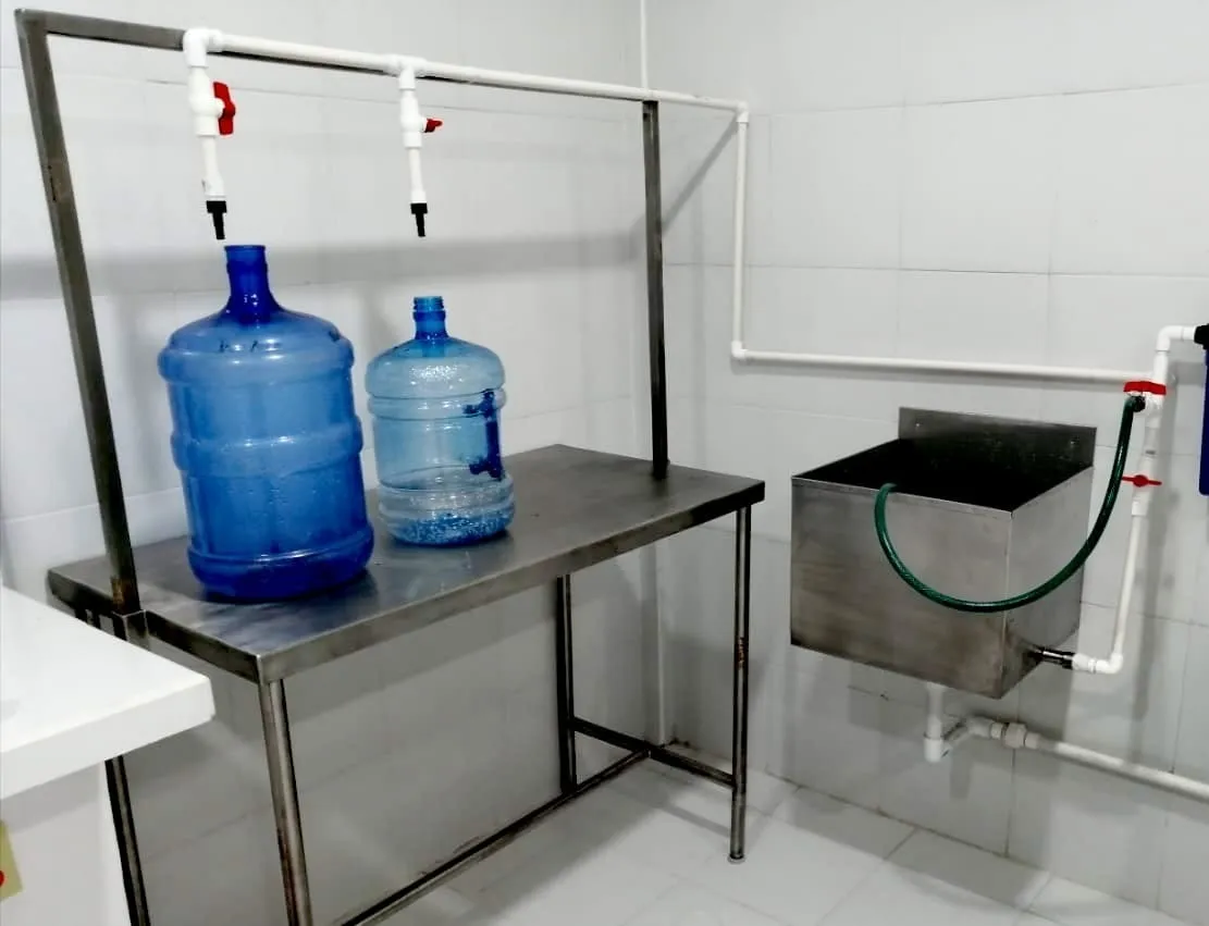 Mesa de acero inoxidable para garrafones de agua