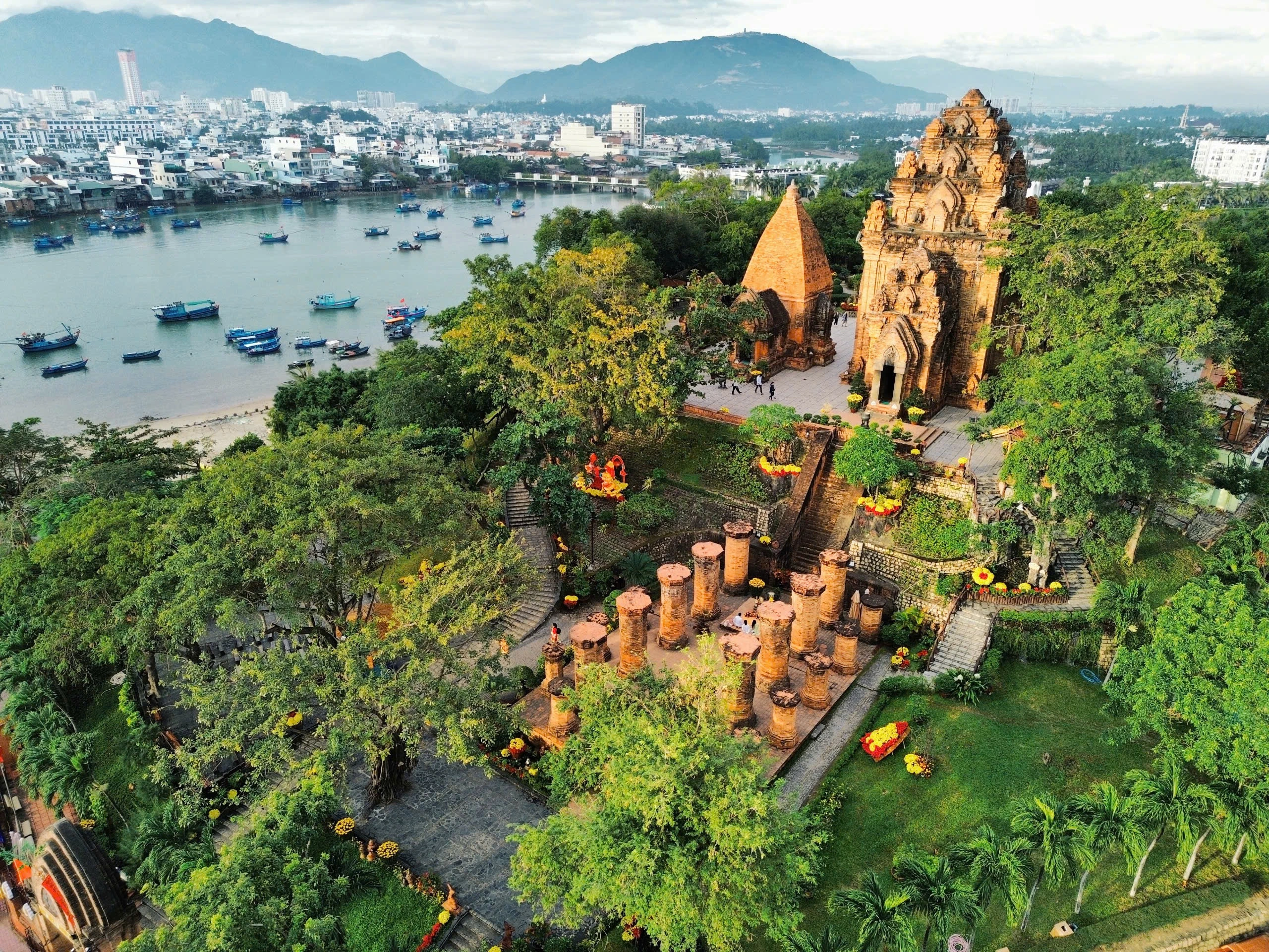Nha Trang Free Walking Tour: From Ancient Cham Towers to Seaside Serenity