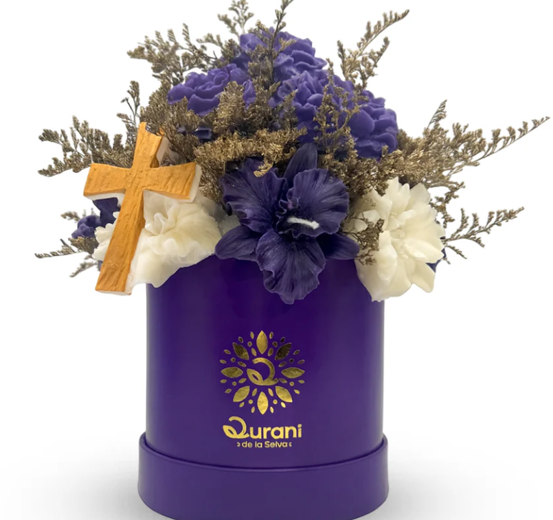 Arreglo floral con cruz y caja púrpura