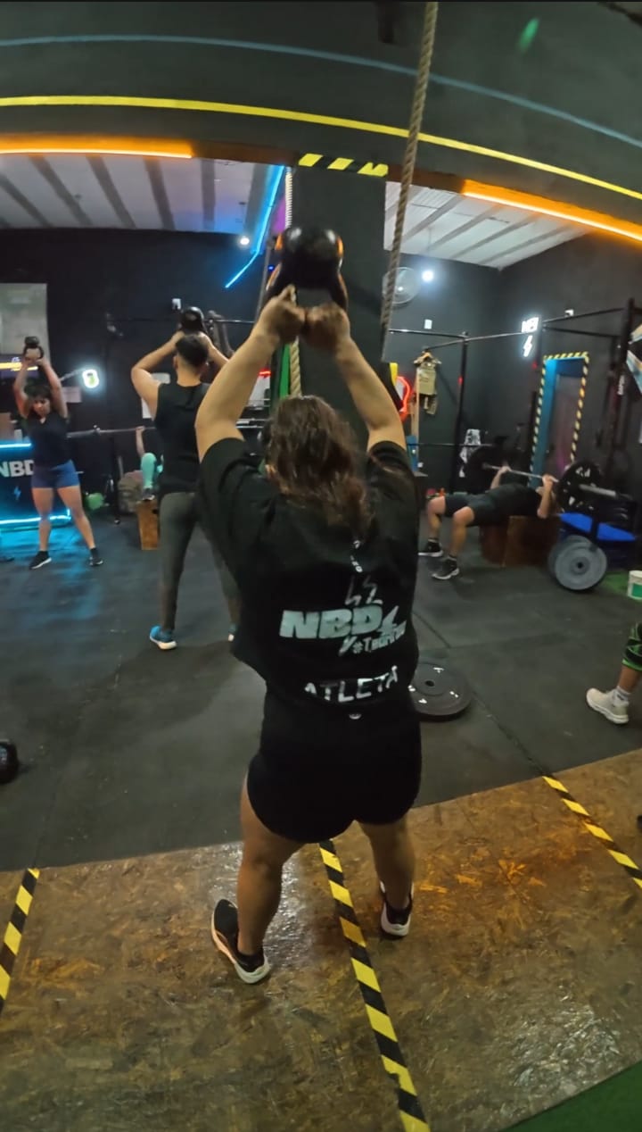 REMERA TEAM NBD OVER SIZE TOP CROP