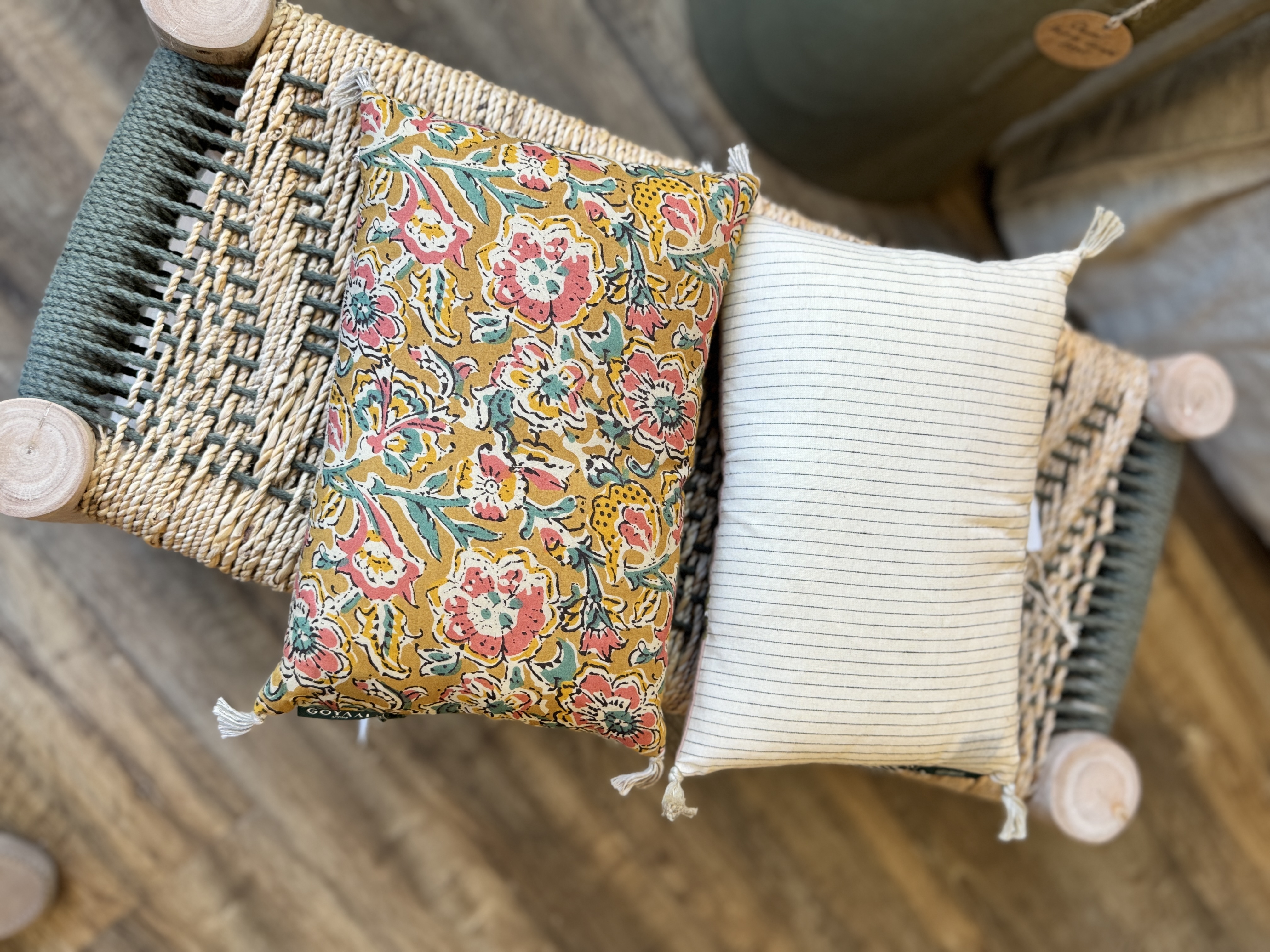 Coussin décoratif à motif fleuri