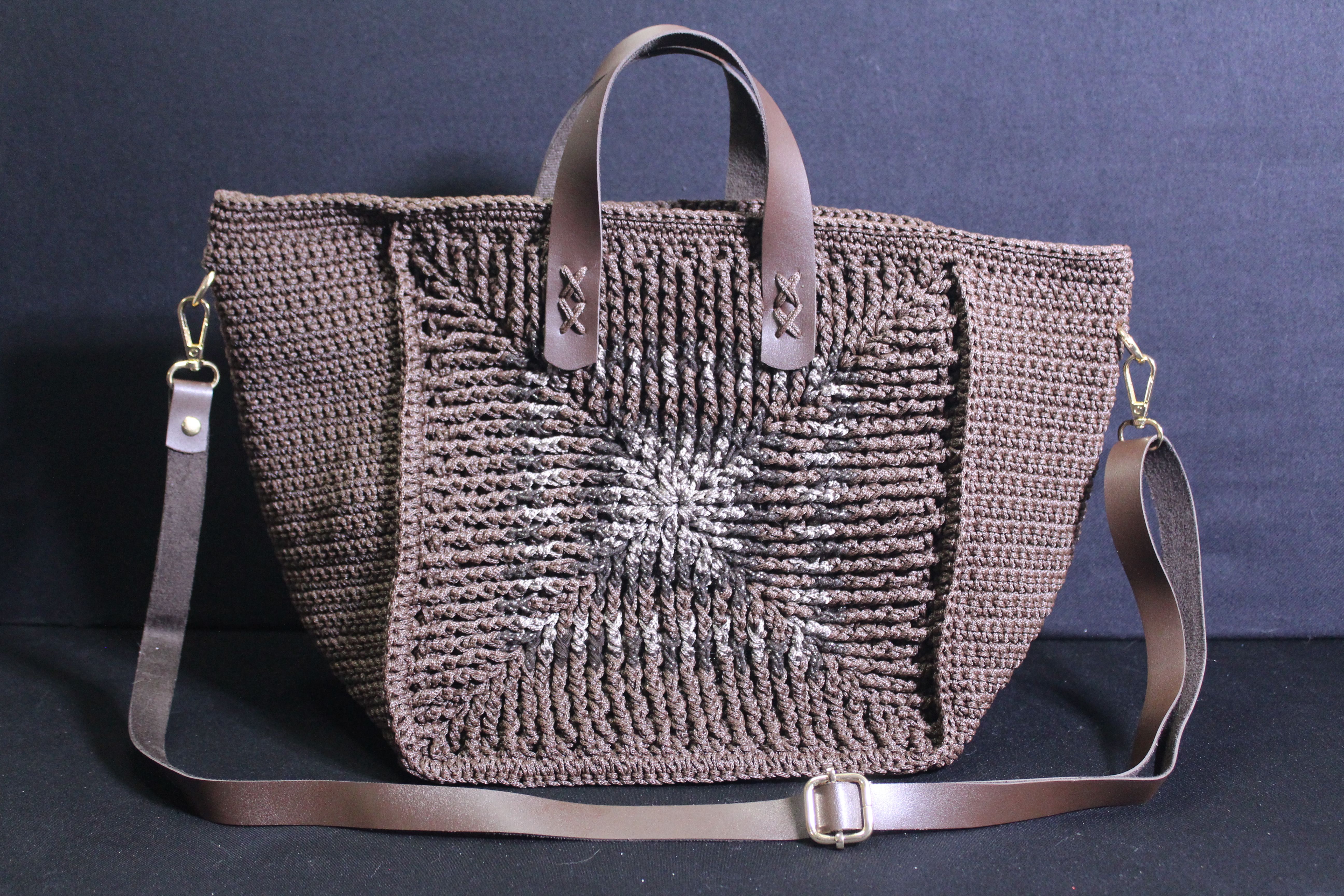 El yapımı mozaik motifli kol çantası