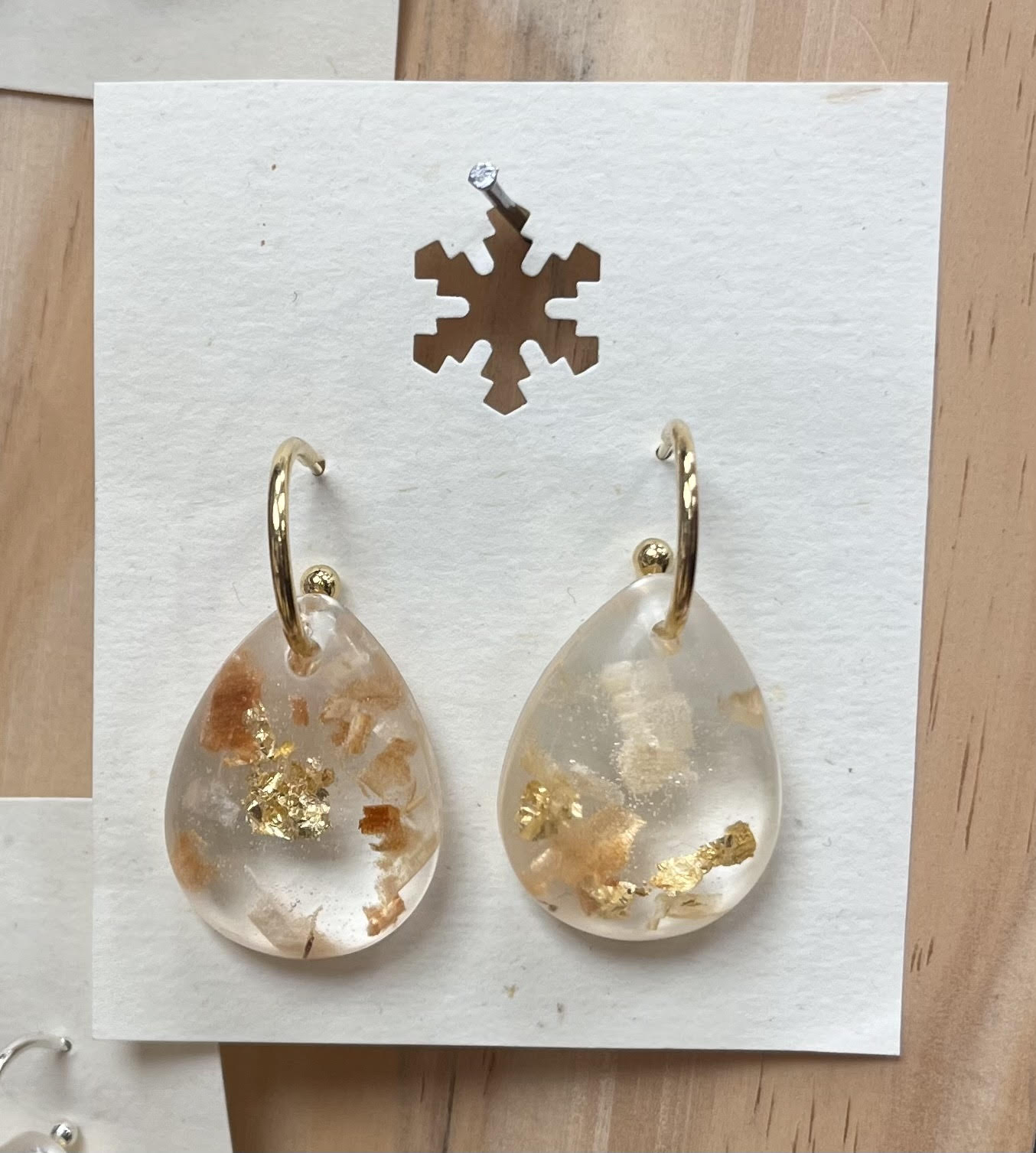 Boucles d'oreilles en copeaux de bois et résine