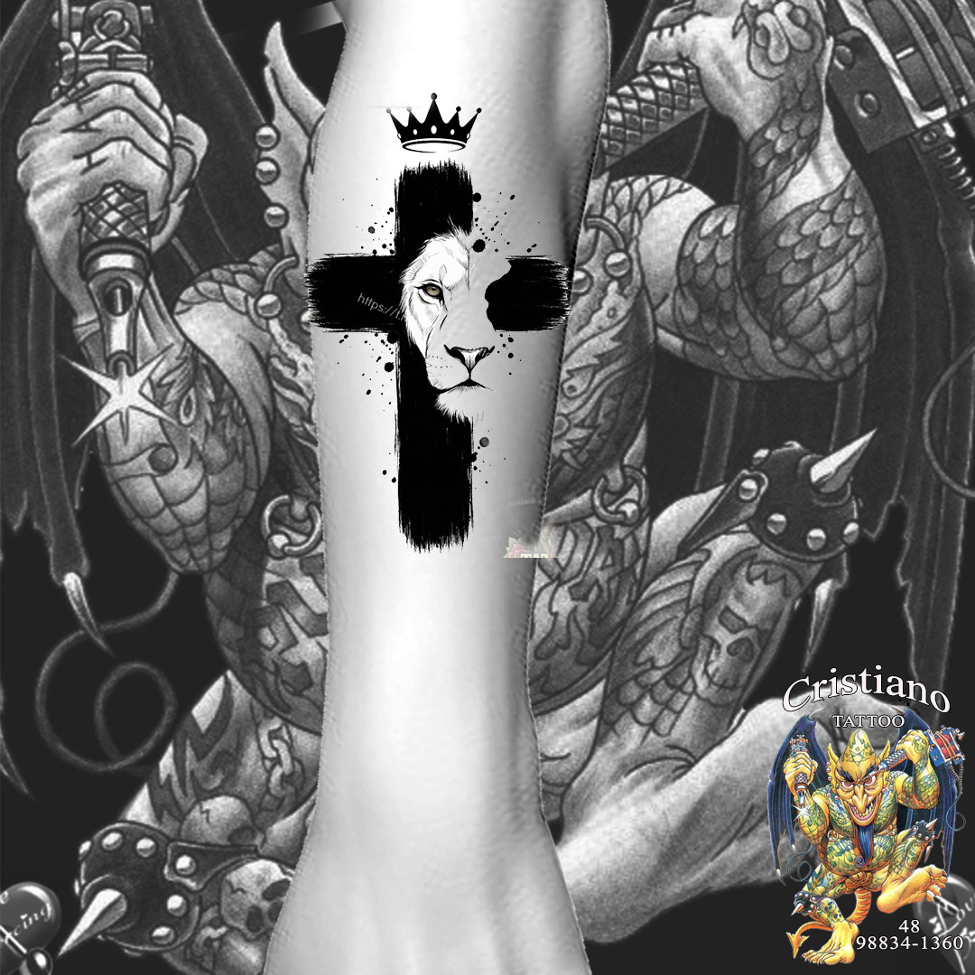 Tatuagem de Leão na Cruz e coroa