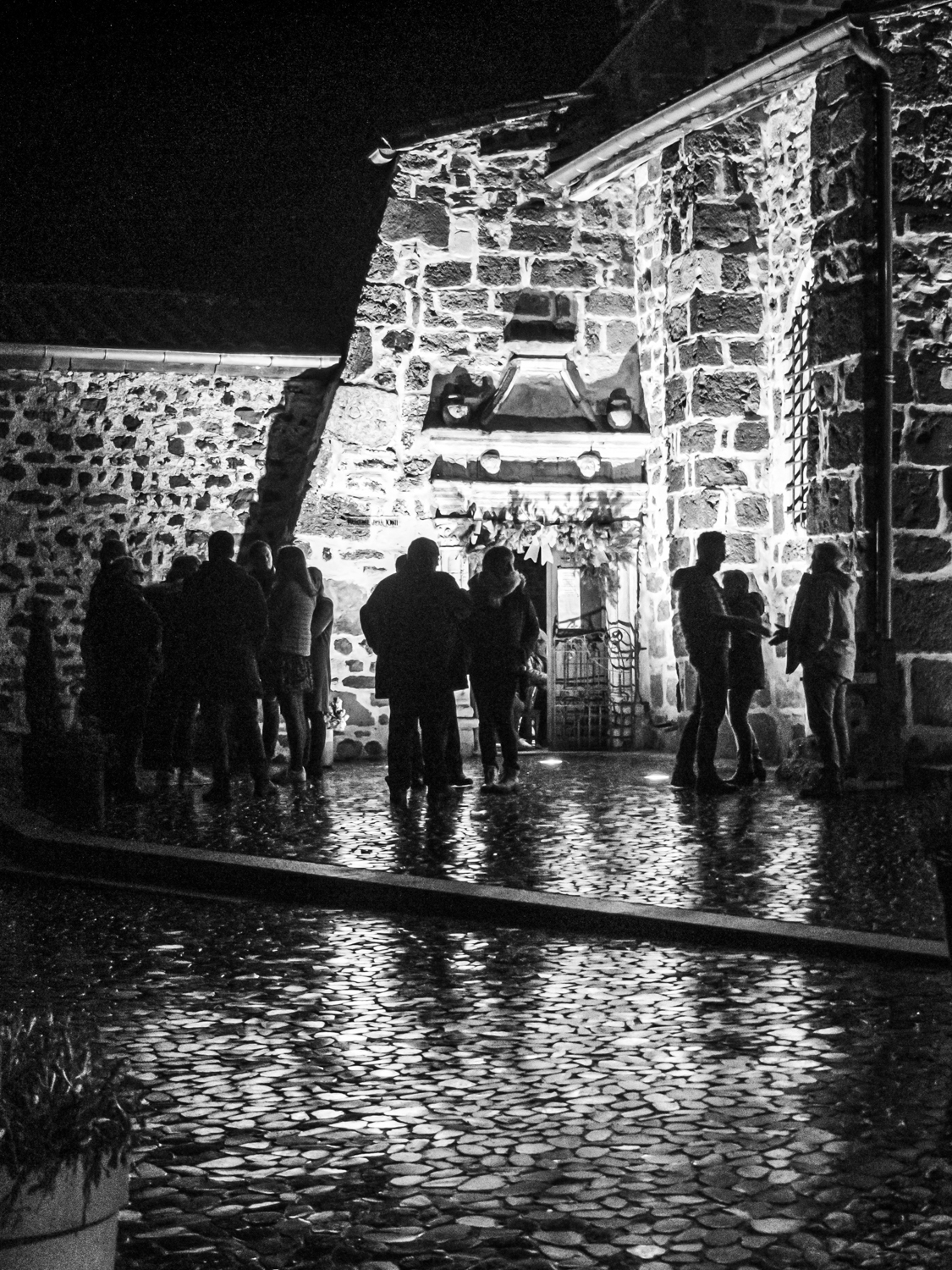 Sur le parvis de l'église