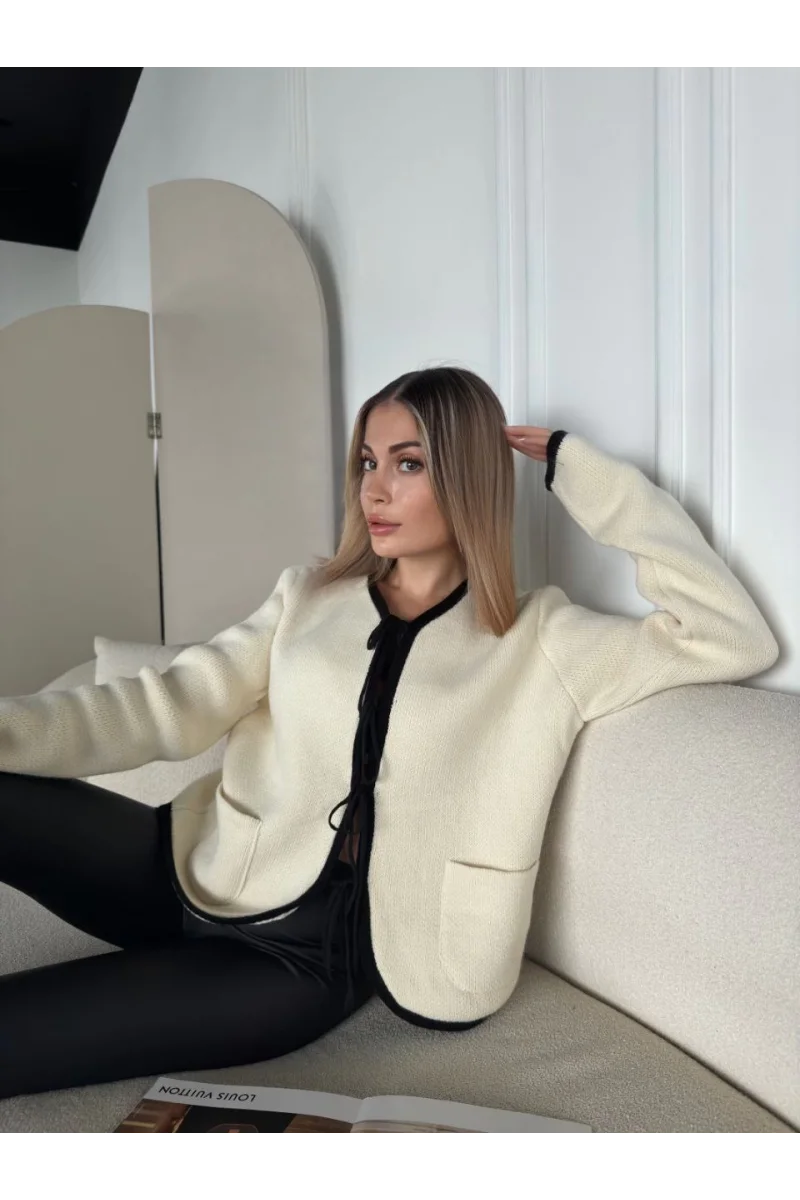 Kirli Beyaz Triko Siyah Detaylı Bağlamalı Önden Cepli Ceket