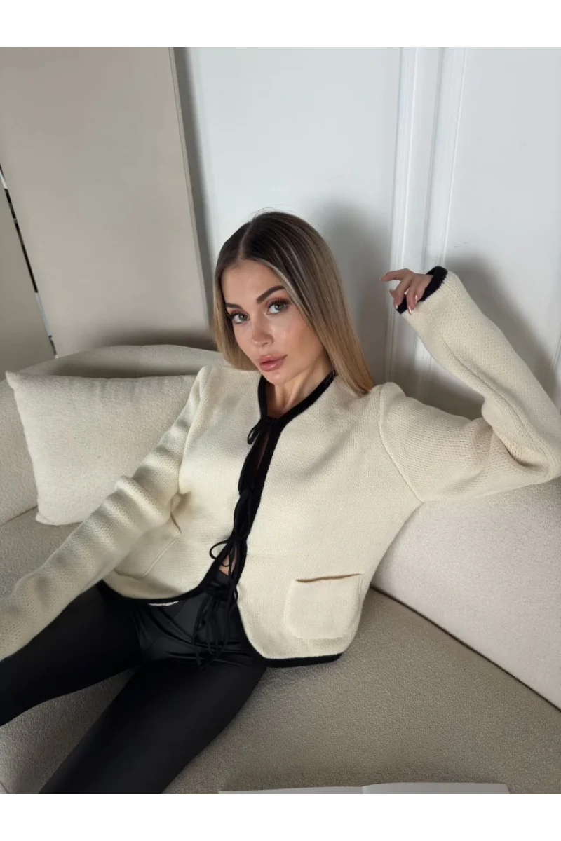 Kirli Beyaz Triko Siyah Detaylı Bağlamalı Önden Cepli Ceket