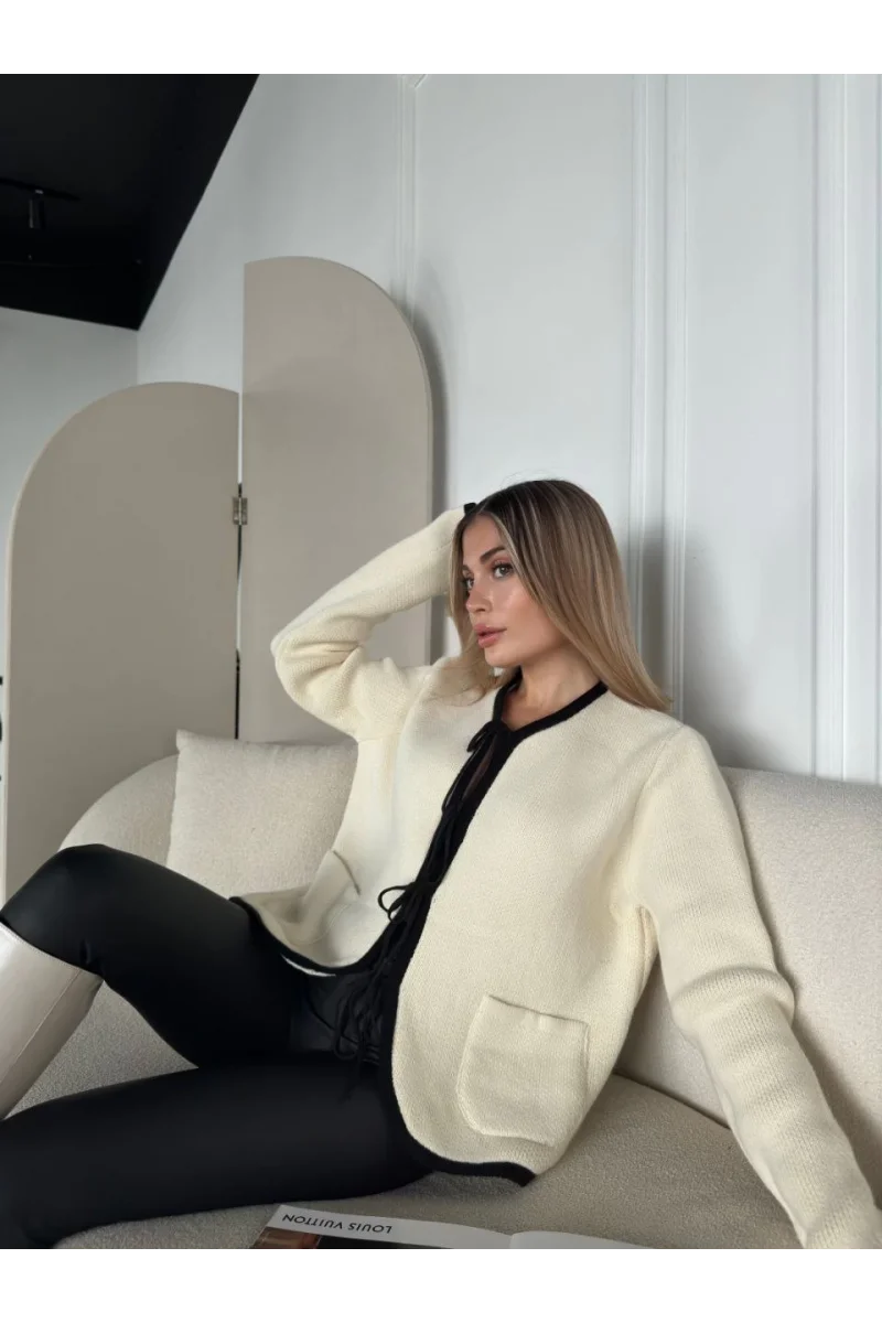 Kirli Beyaz Triko Siyah Detaylı Bağlamalı Önden Cepli Ceket