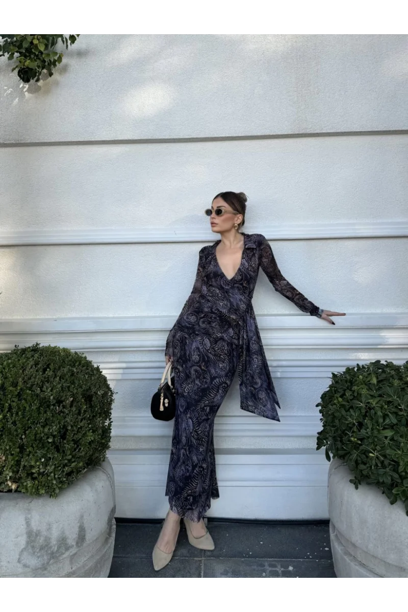 Kruvaze V yaka, fırfırlı ve bağcıklı Desenli Bluz ve Midi Etek Takım - Siyah